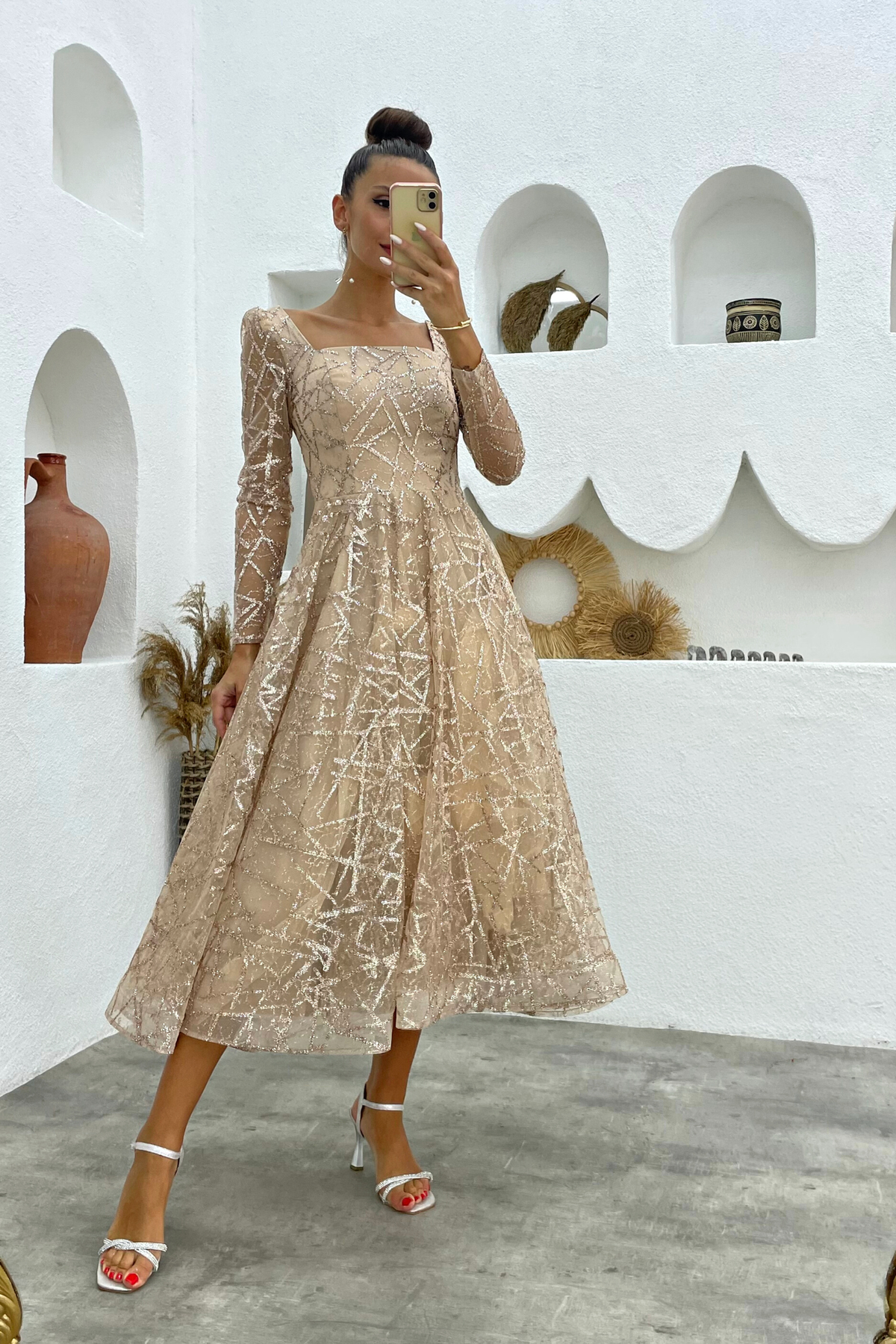 Abito svasato midi in tulle con trama glitterata dorata a manica lunga, vestibilità elegante e dettagli scintillanti.