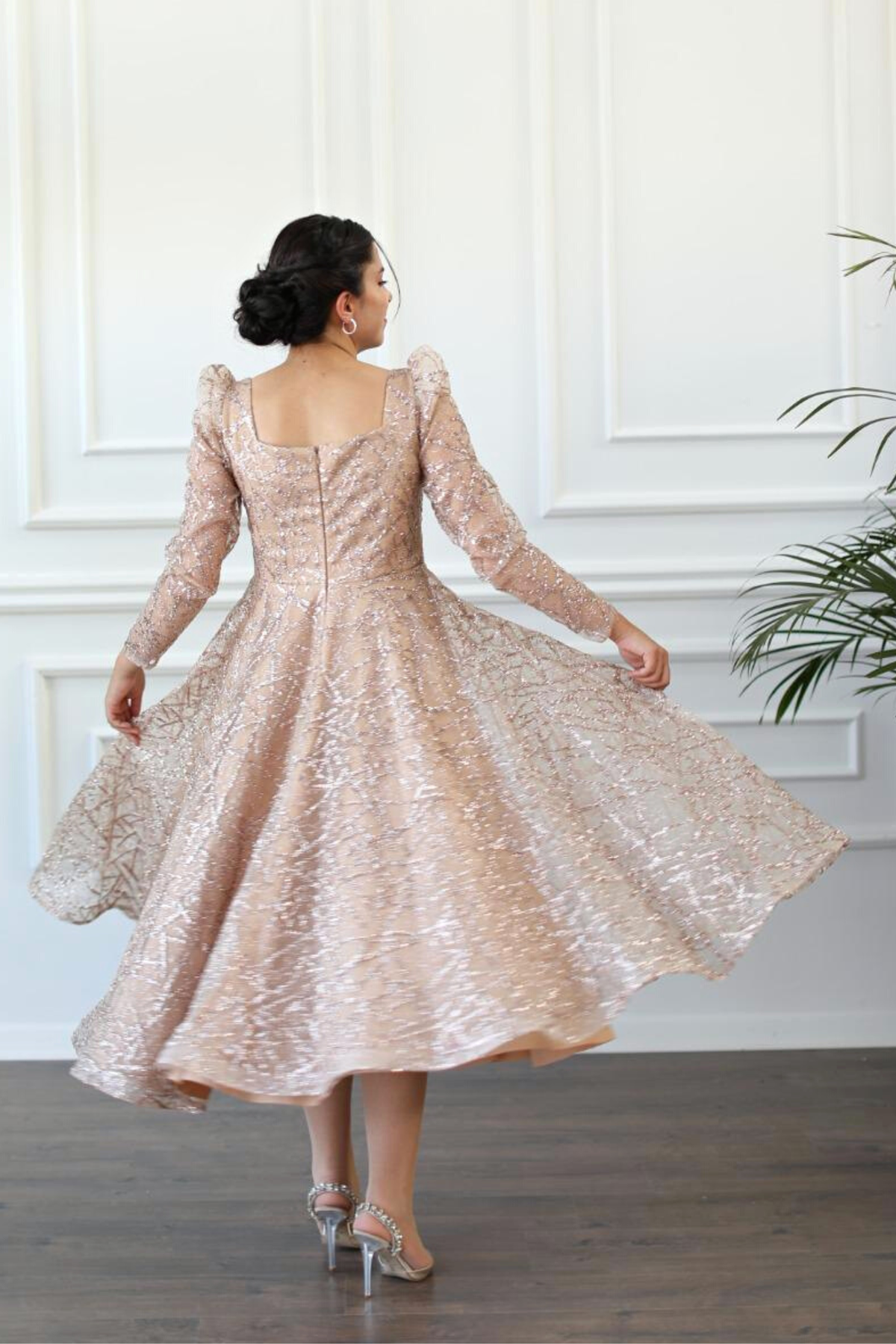 Abito svasato midi in tulle dorato con trama glitterata e maniche lunghe, abito lungo elegante di Moda-Mania.