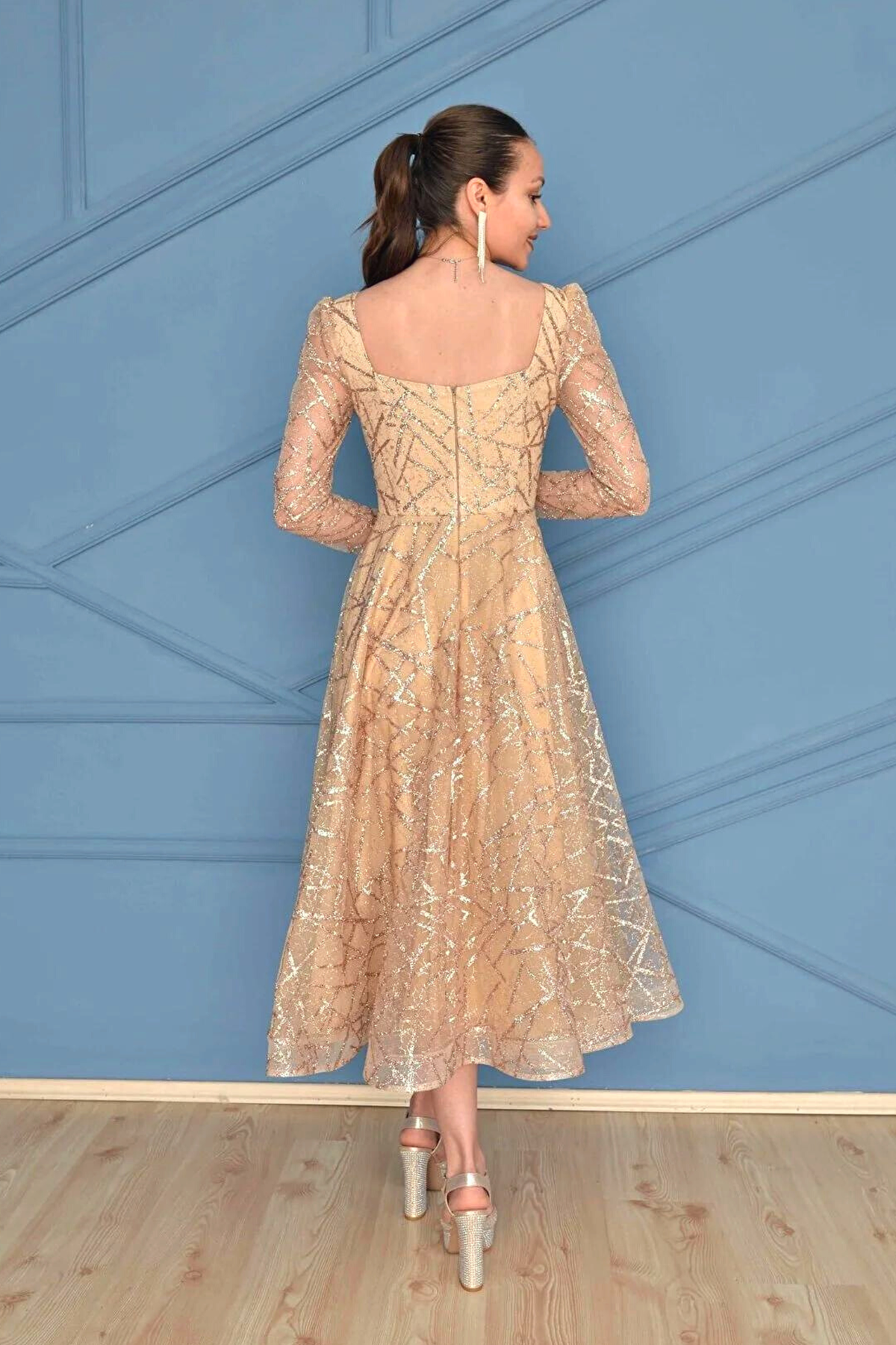 Abito svasato midi in tulle con trama glitterata dorata a manica lunga, firmato Moda-Mania, in tessuto elegante e raffinato