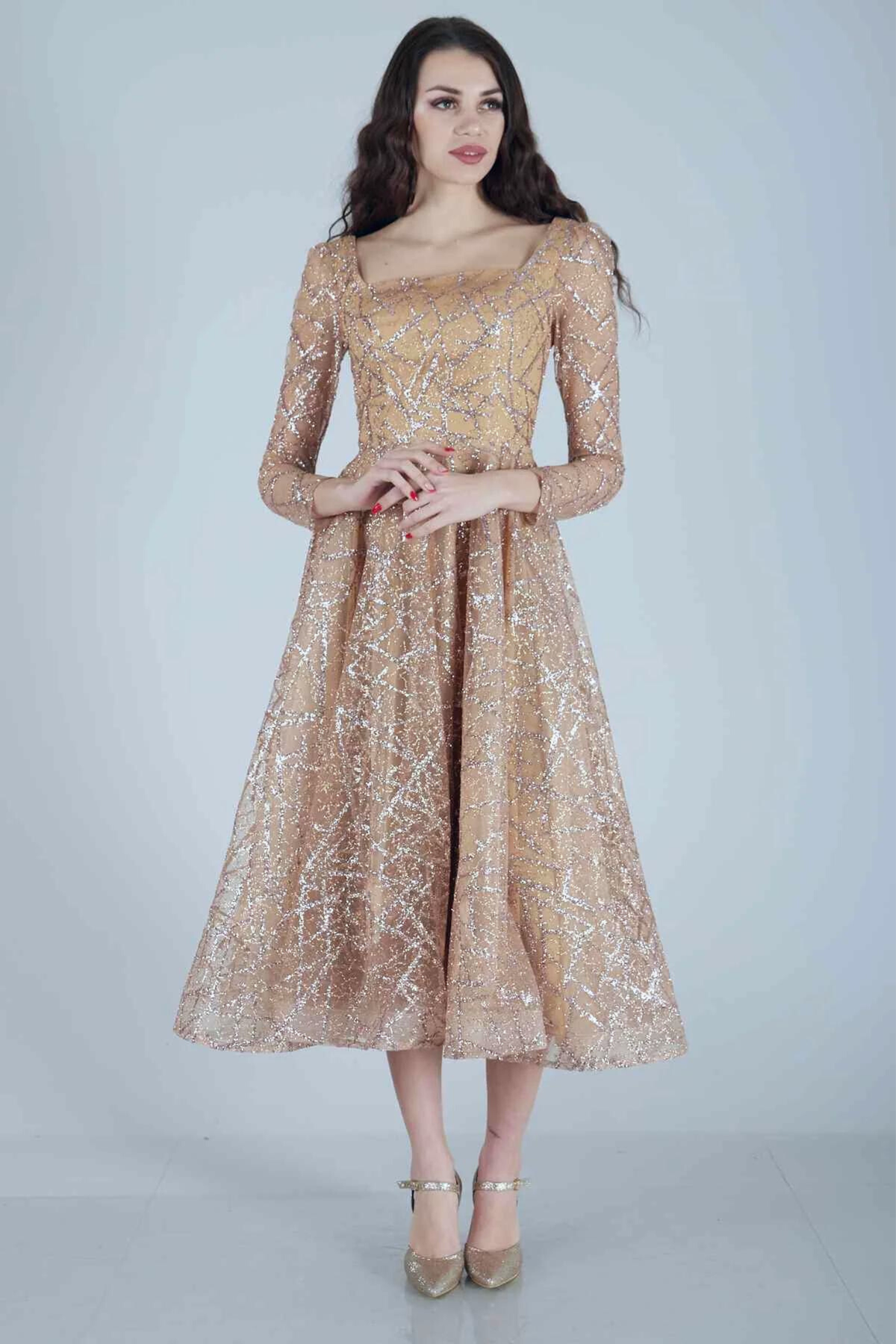 Abito svasato midi in tulle con trama glitterata dorata a manica lunga, vestito elegante di Moda-Mania.