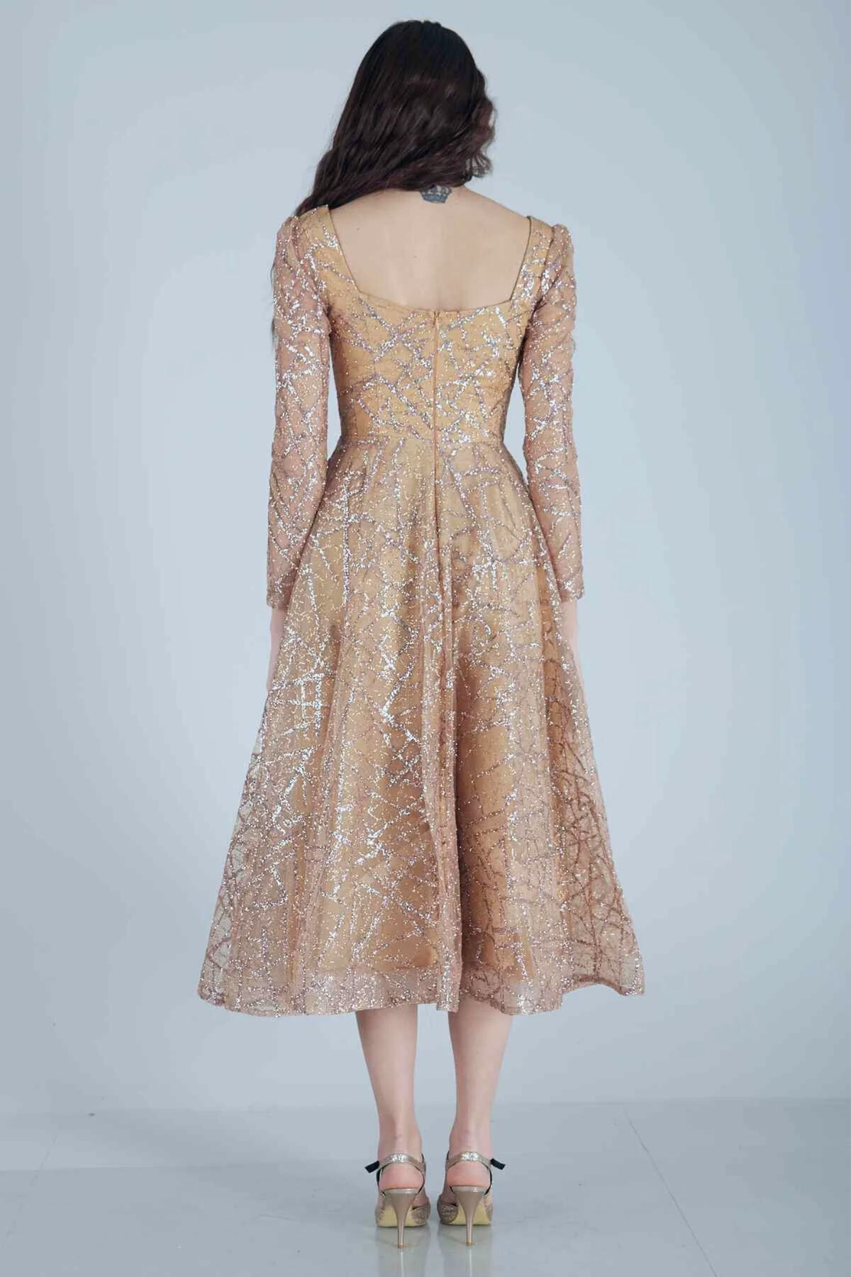 Abito svasato midi in tulle con trama glitterata dorata e maniche lunghe, moda Moda-Mania, ideale per occasioni eleganti.