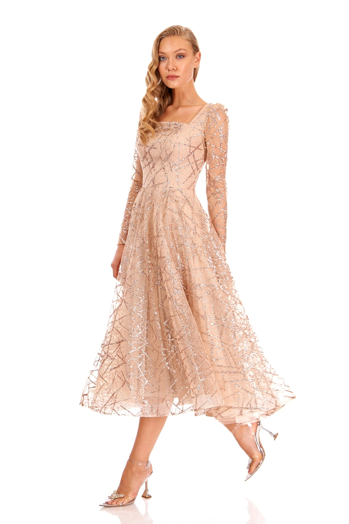 Abito svasato midi in tulle con trama glitterata dorata a manica lunga, vestibilità elegante e dettagli scintillanti, Moda-Mania.