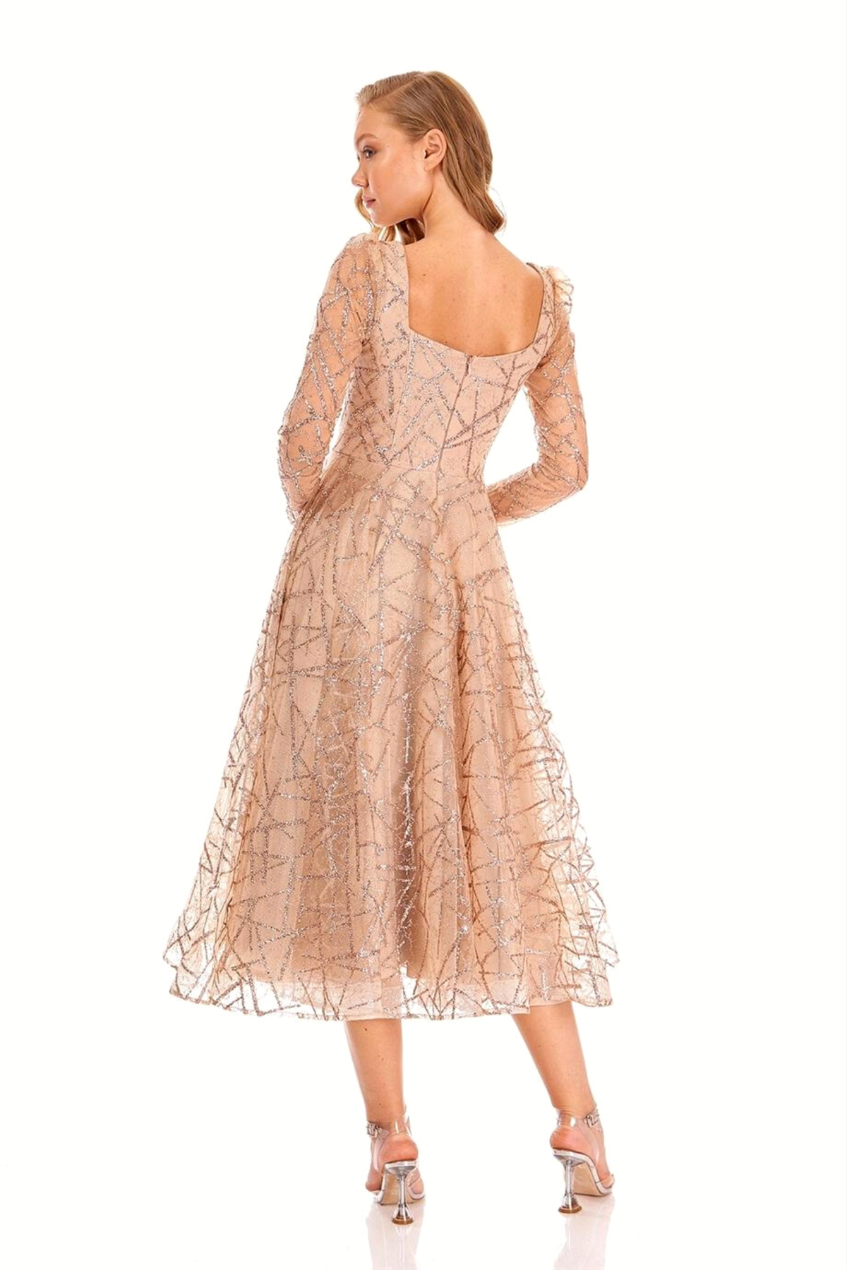 Abito lungo svasato in tulle con trama glitterata dorata e maniche lunghe, firmato Moda-Mania, mostrato frontale e dettagli del tessuto.