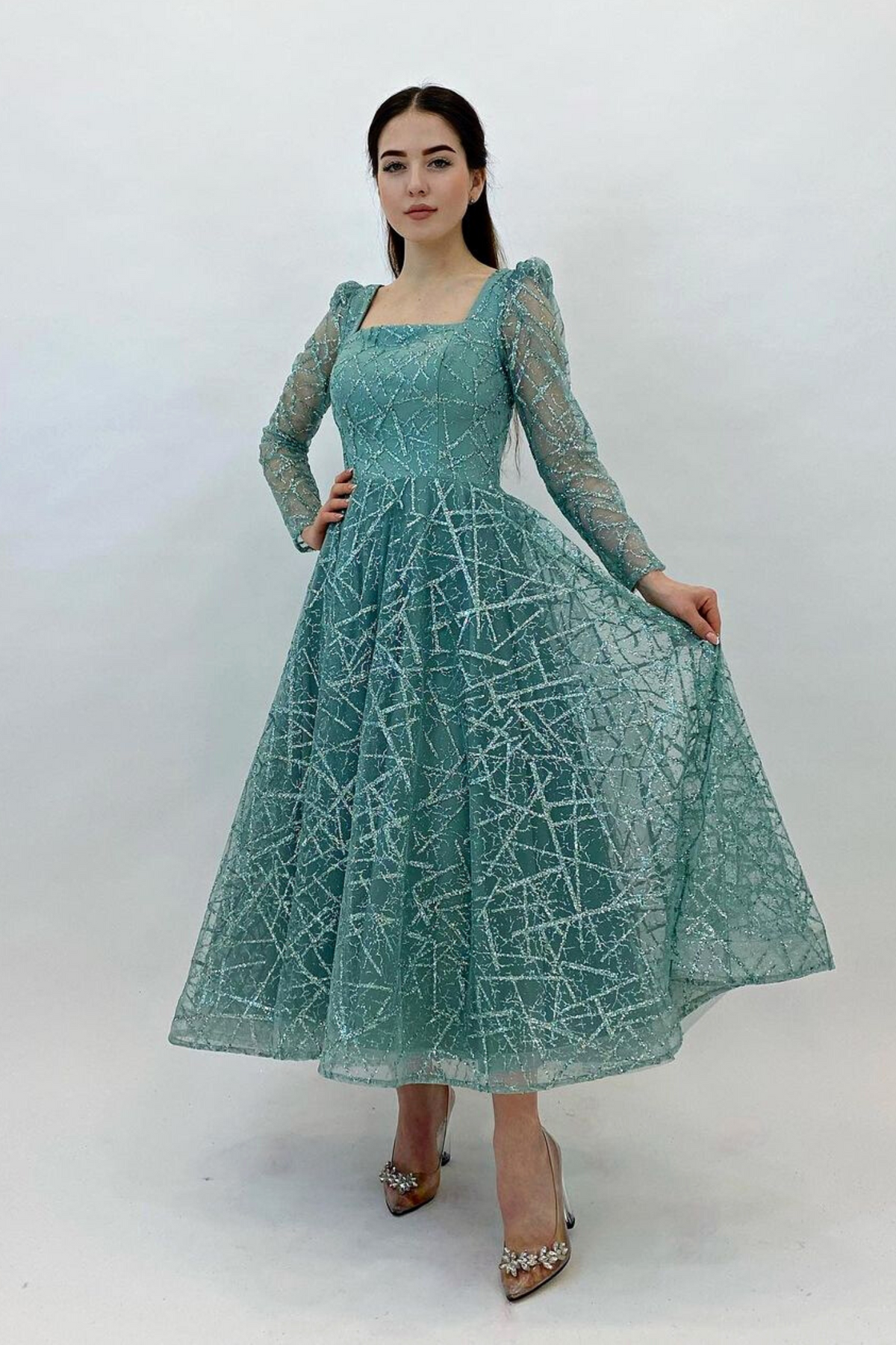 Abito svasato midi verde menta in tulle con trama glitterata e maniche lunghe, perfetto per occasioni eleganti.