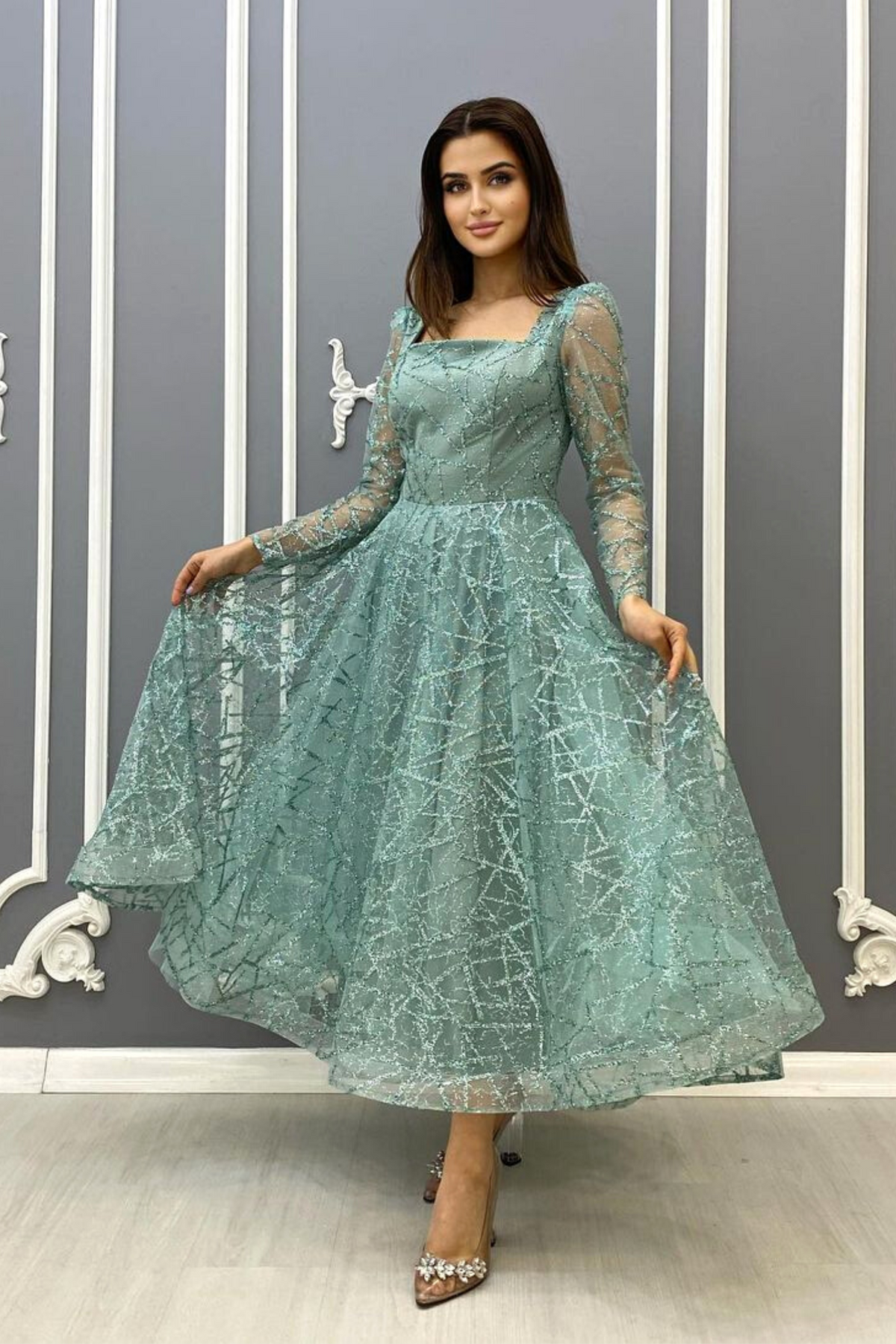 Abito svasato midi verde menta in tulle con trama glitterata e maniche lunghe, moda-manìa, abiti lunghi elegante e raffinato