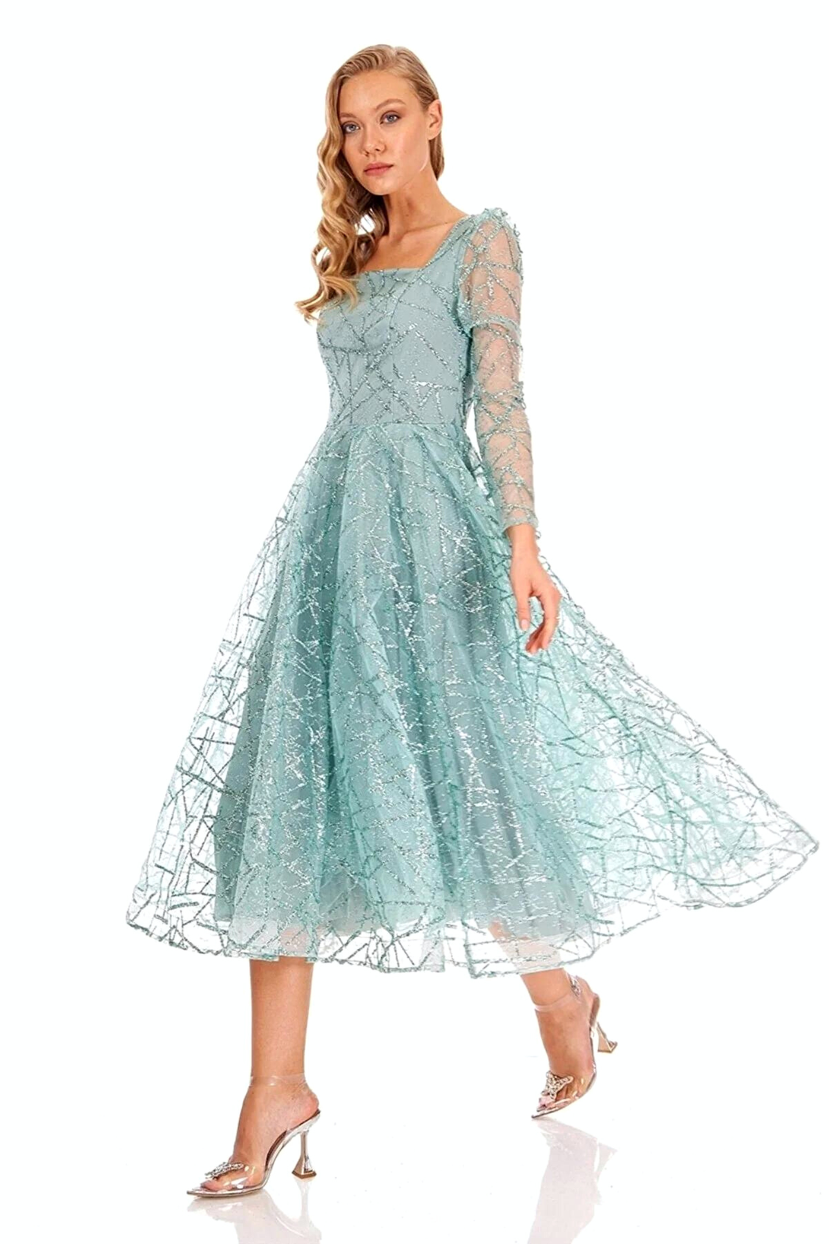 Abito svasato midi verde menta in tulle con trama glitterata e maniche lunghe, firmato Moda-Mania, elegante e femminile.