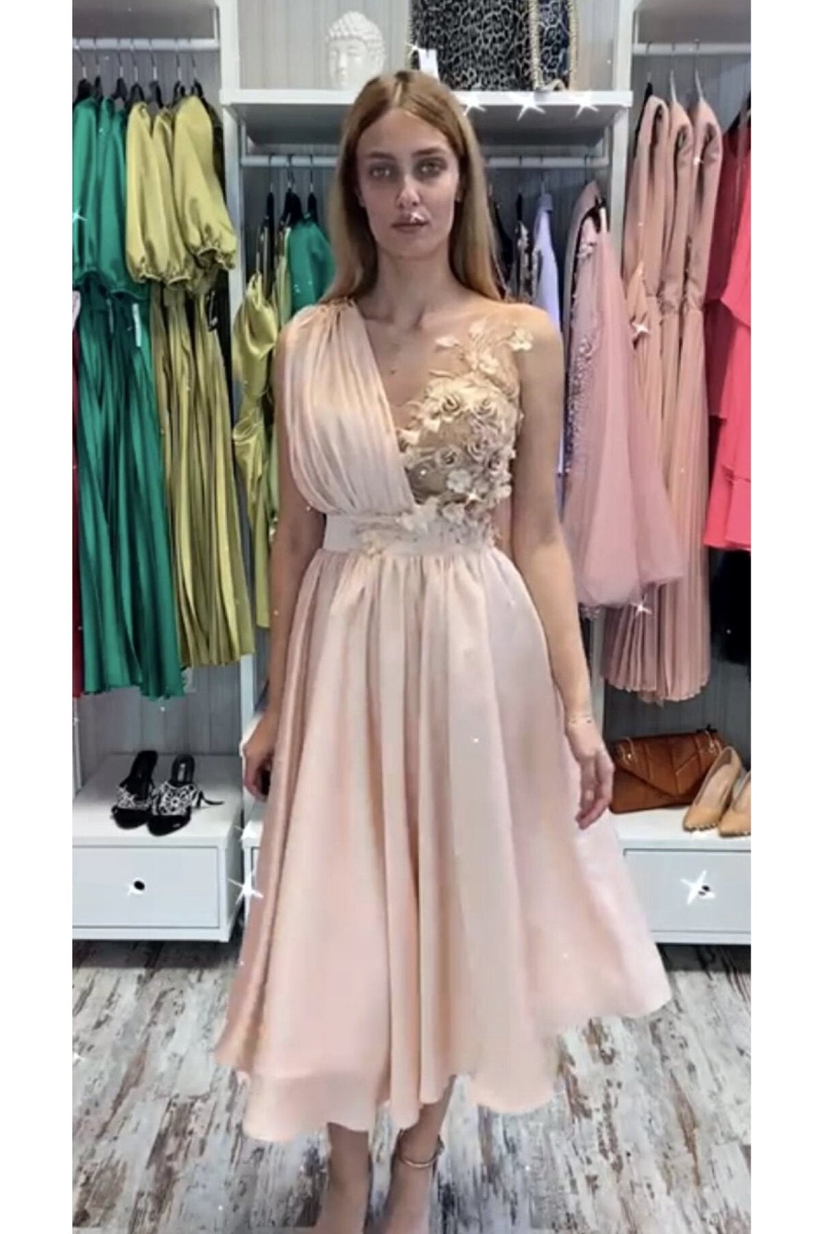 Abito midi svasato nude alla romana con corpetto e applicazione floreale 3D, moda elegante e femminile di Moda-Mania.