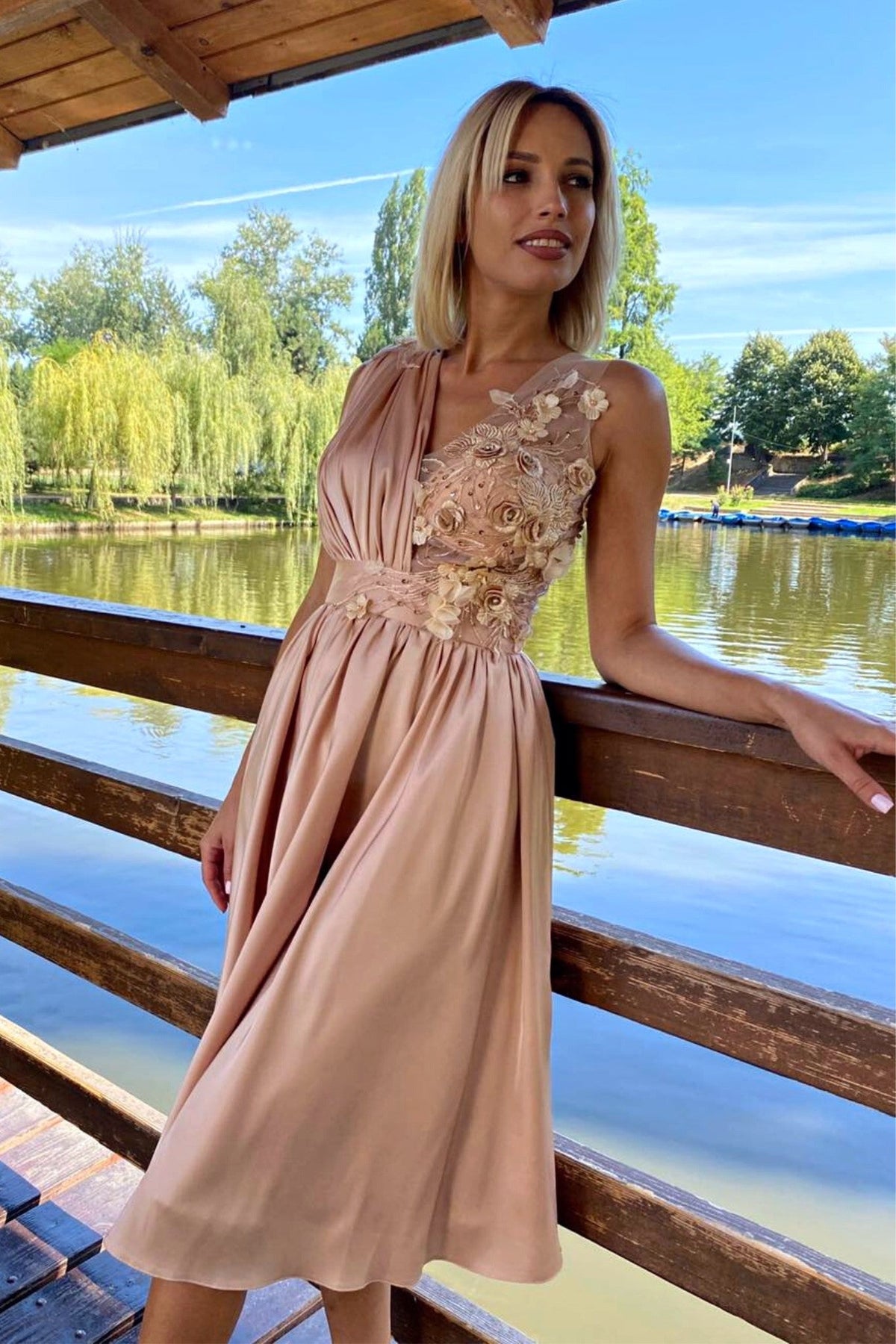 Abito midi svasato nude alla romana con corpetto e applicazioni floreali 3D, marca Moda-Mania, dettaglio elegante e femminile.
