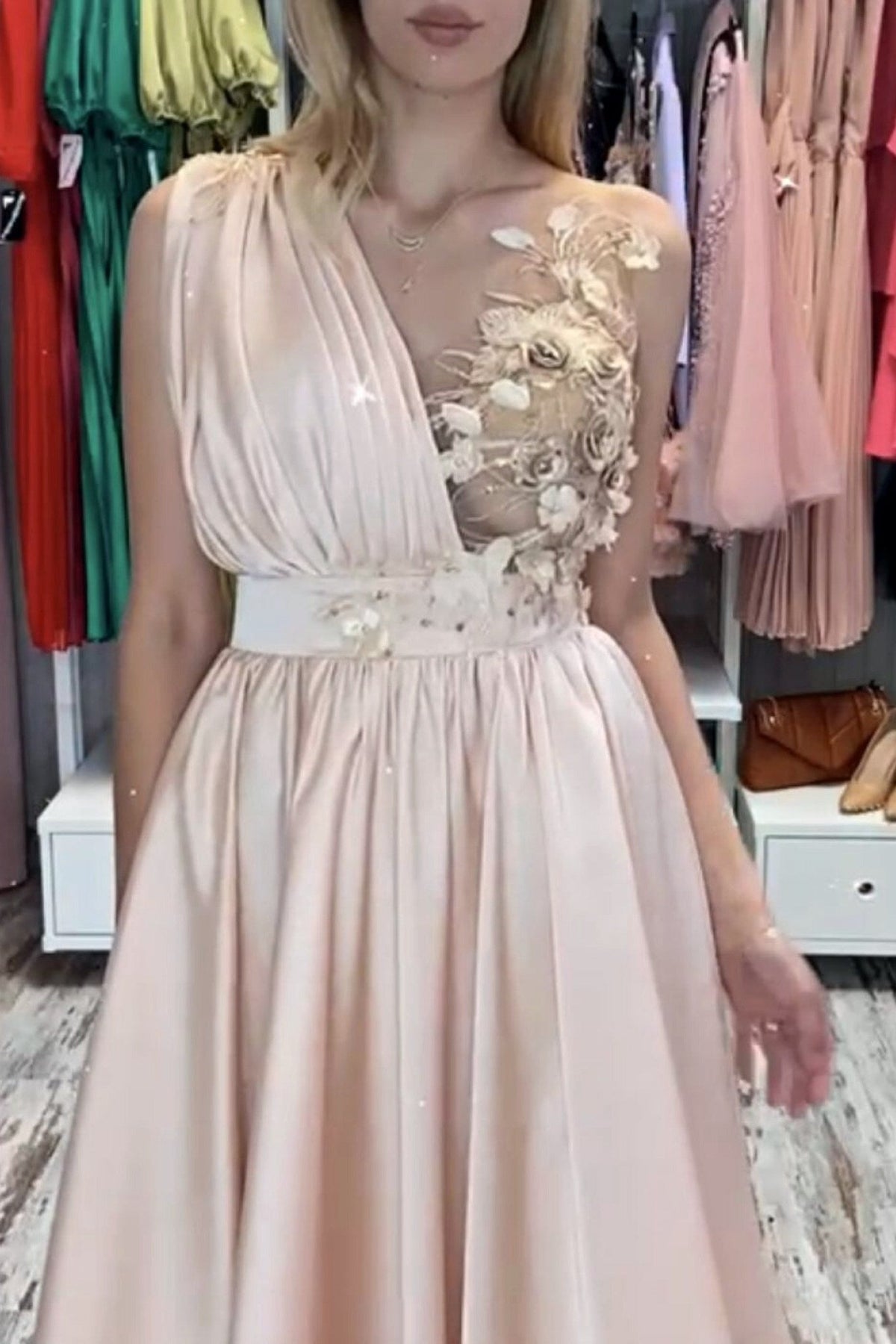 Abito midi svasato nude alla romana con corpetto e applicazioni floreali 3D, moda elegante Moda-Mania.