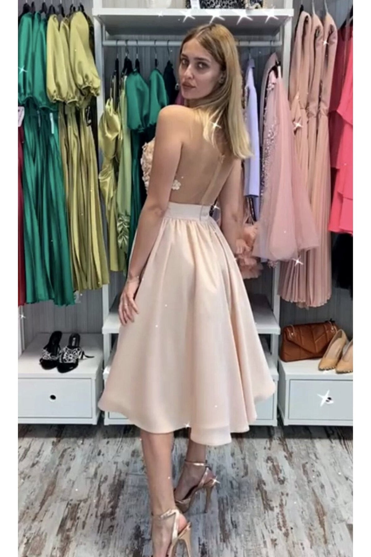 Abito midi svasato nude alla romana con corpetto e applicazioni floreali 3D, firmato Moda-Mania.