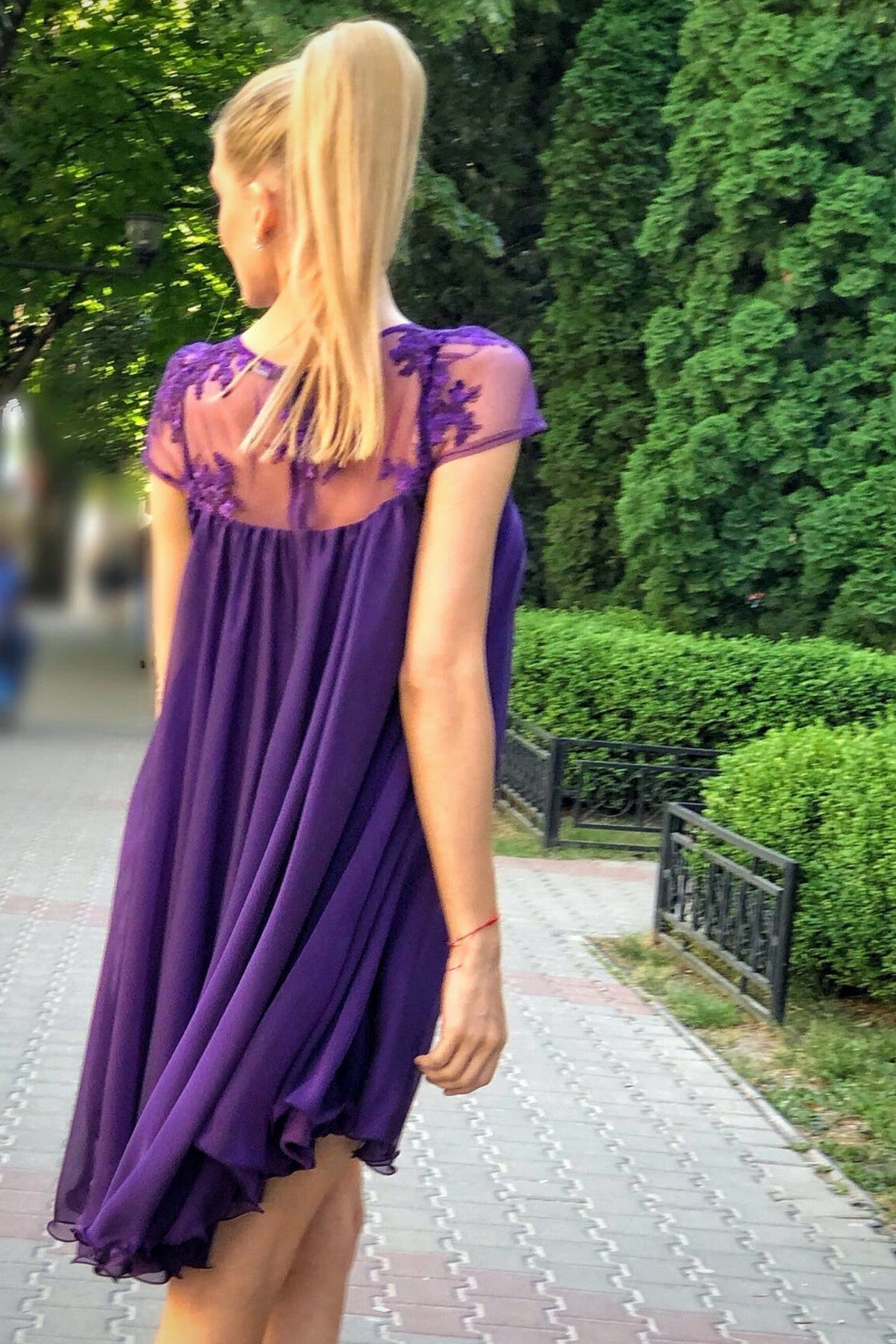 Abito svasato viola Artista in tessuto georgette con décolleté in tulle floreale, dettagli eleganti e femminili.