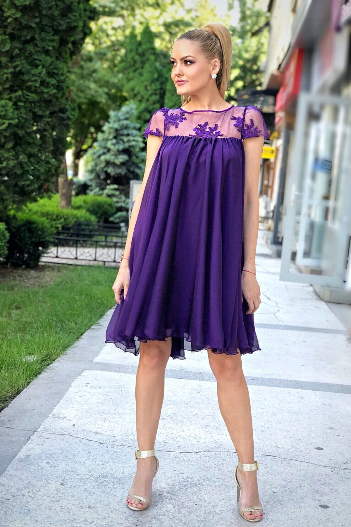Abito svasato viola Artista in tessuto georgette con décolleté in tulle floreale, vestito corto elegante e femminile.