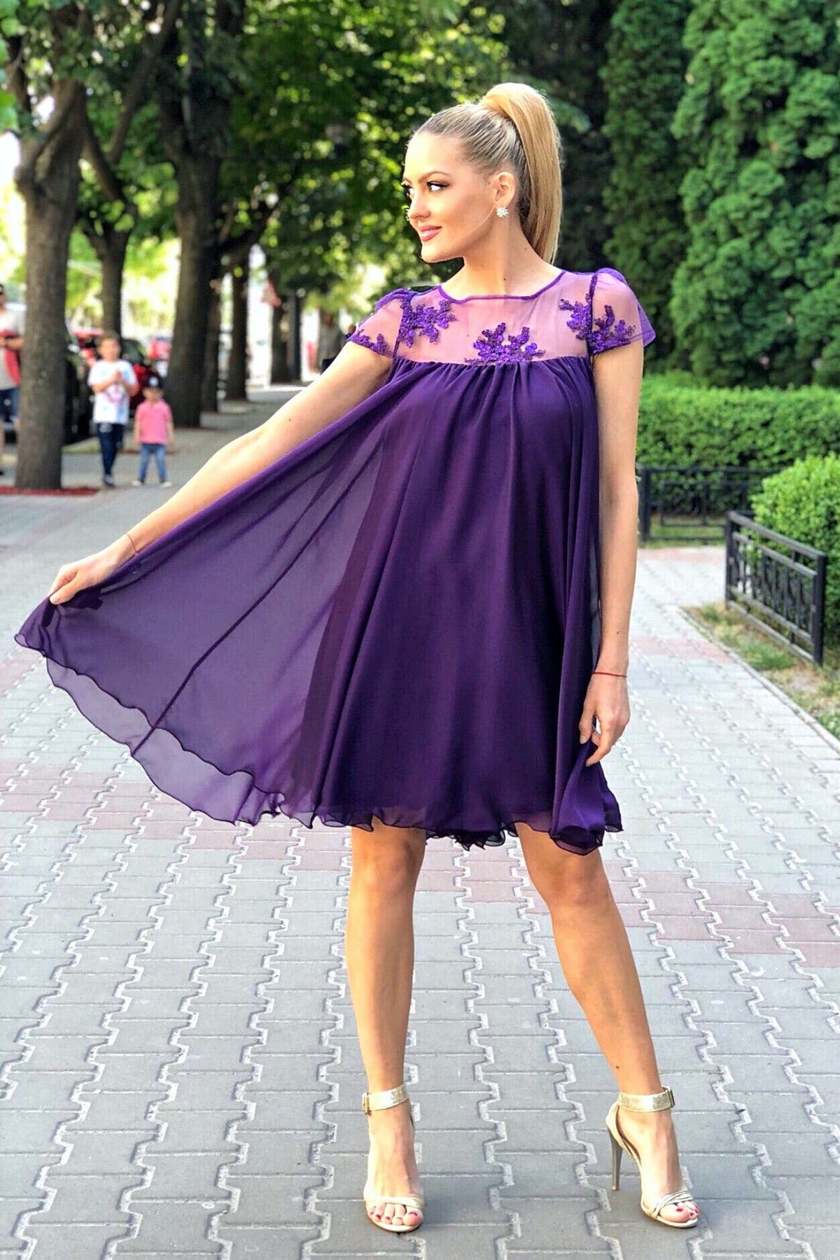 Abito svasato viola Artista in tessuto georgette con décolleté in tulle floreale, corto e elegante, dettaglio floreale sul tulle.