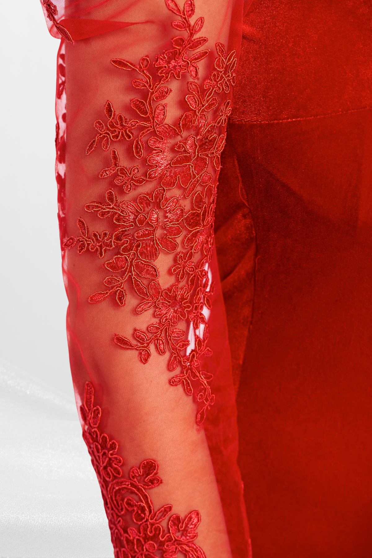 Abito tre quarti rosso in velluto Artista con maniche a sbuffo lunghe e inserti in tulle floreale, abito corto elegante.