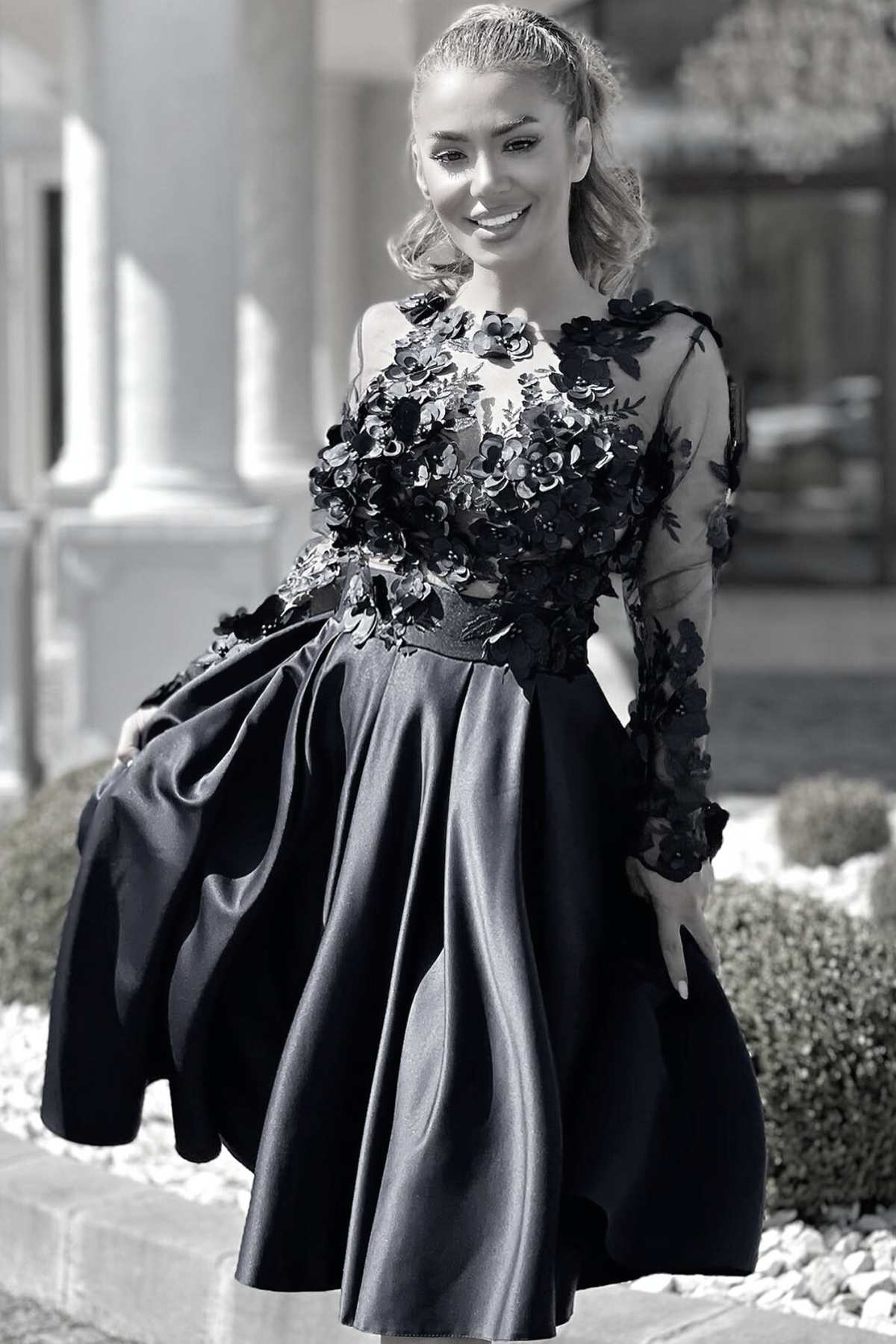 Abito corto svasato nero Moda-Mania con corpetto a manica lunga in tulle floreale 3D e gonna in taffetà.