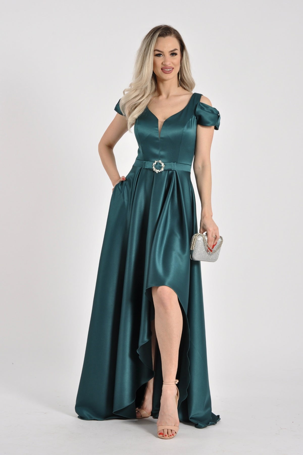 Abito verde scuro svasato in taffetà, corto davanti e lungo dietro, moda elegante Moda-Mania, abiti lunghi femminili.