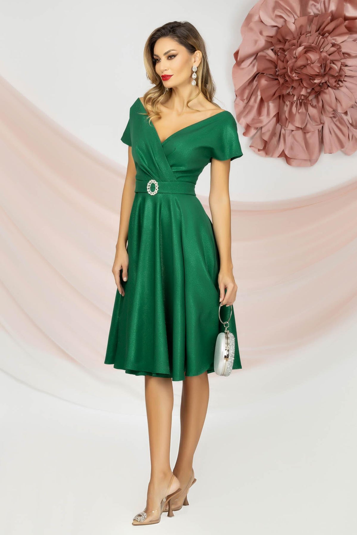 Abito verde smeraldo corto al ginocchio svasato Pretty Girl con cinturino in tessuto e fibbia con cristalli, dettaglio elegante.