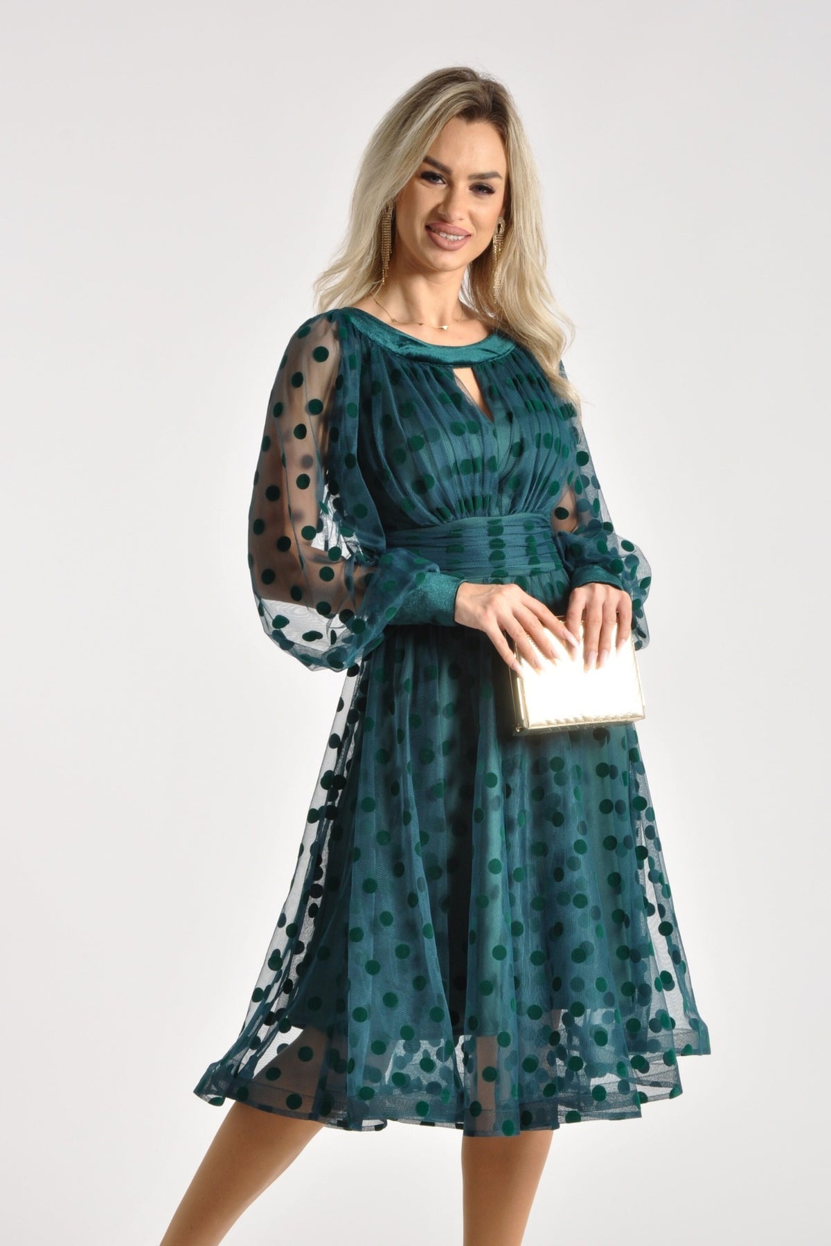 Abito midi verde smeraldo svasato in tulle a pois con maniche lunghe e dettagli in velluto, firmato Moda-Mania.
