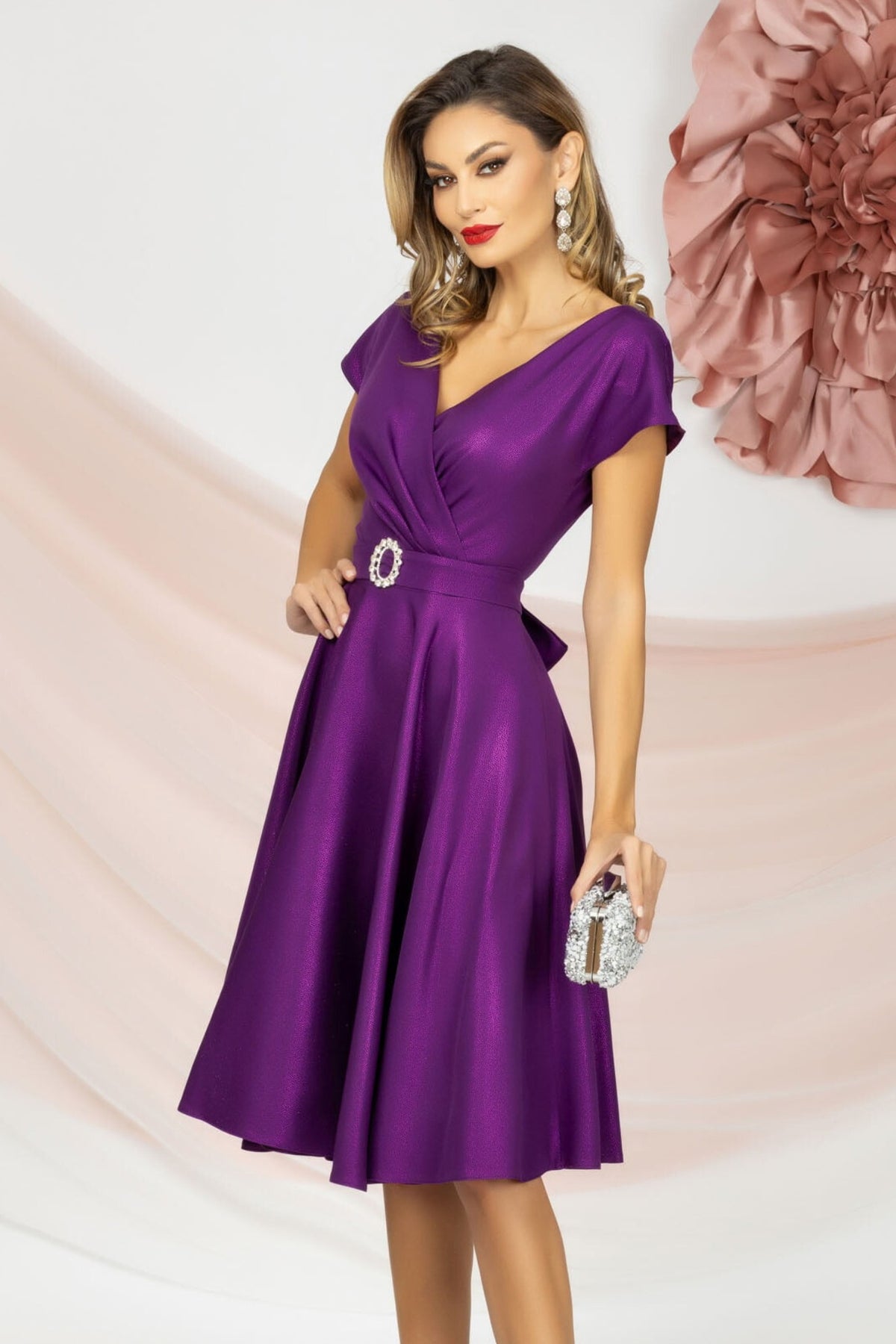 Abito corto viola svasato Pretty Girl al ginocchio con cinturino in tessuto e fibbia argento con cristalli, dettaglio elegante.