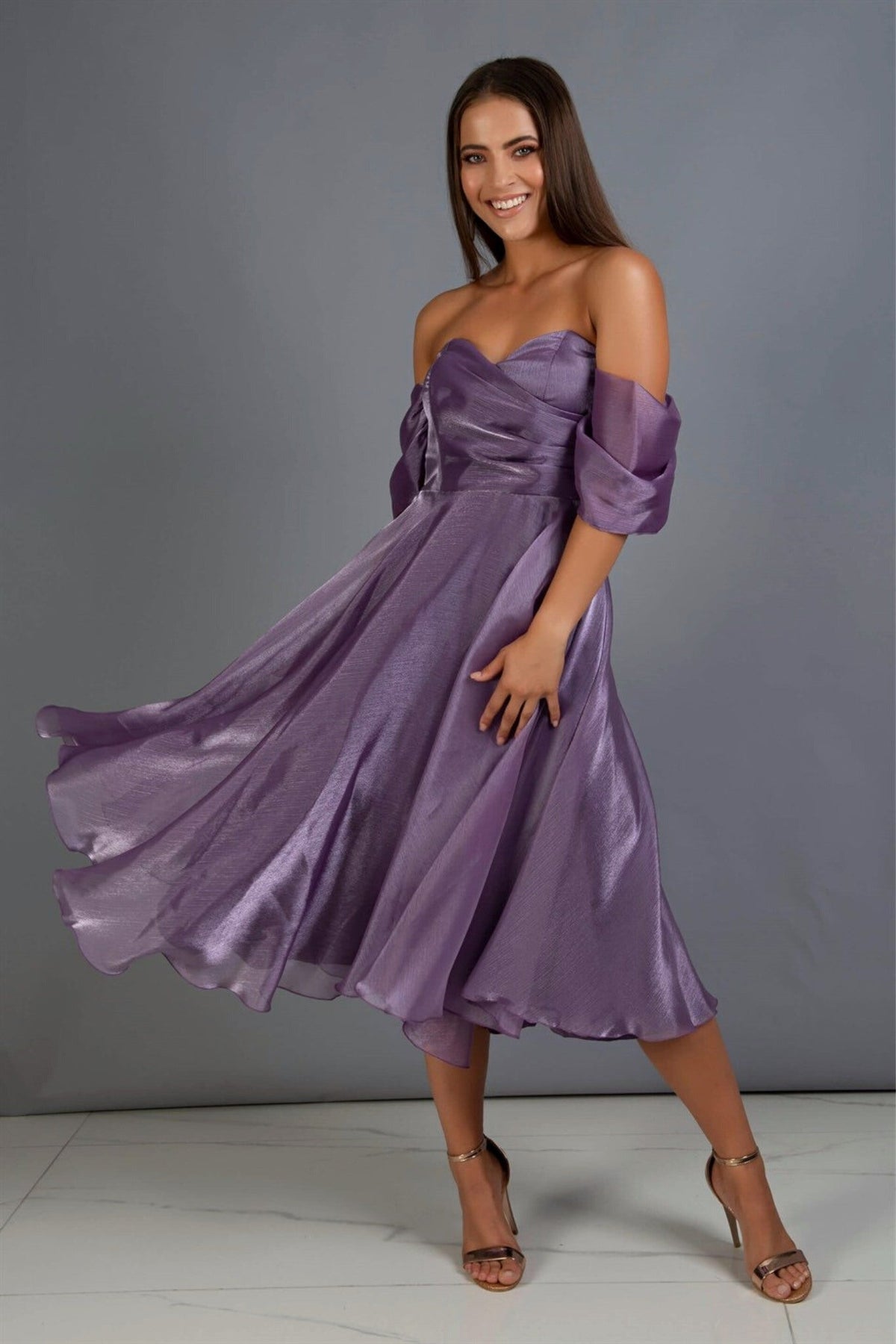 Abito lungo viola svasato in organza con scollo a cuore e maniche cadenti, firmato Moda-Mania, visibile frontalmente.
