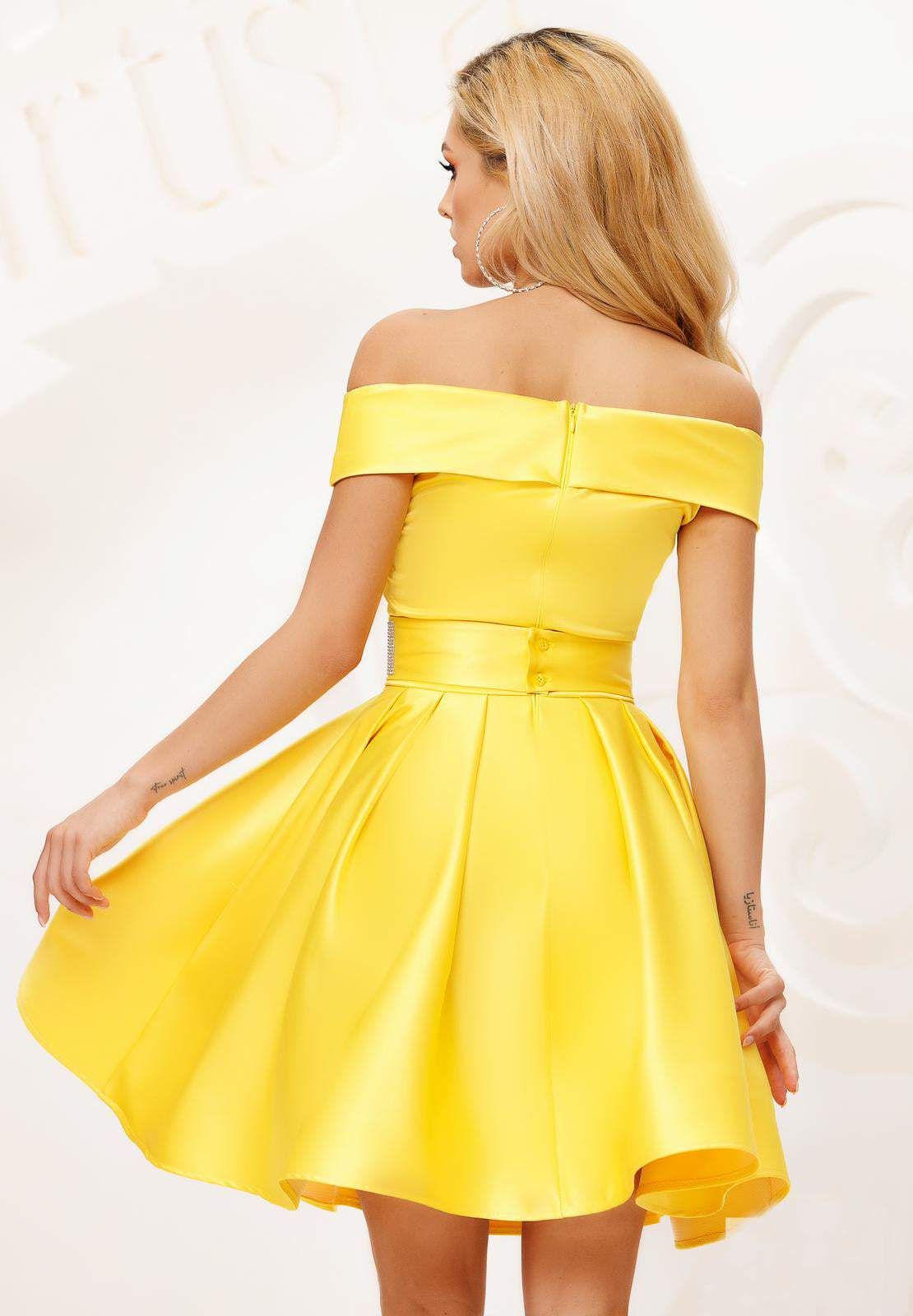 Abito corto princess giallo Artista in taffetà con scollo a barchetta e cintura in strass, vestito elegante e svasato.
