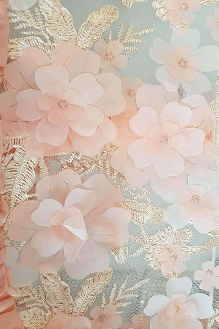 Abito svasato corallo Artista in tulle con decolletè, fiori ricamati e fodera interna, abito corto elegante e femminile.