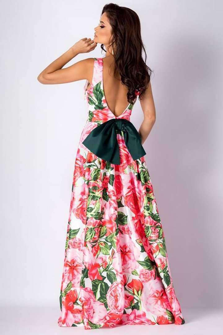 Abito lungo svasato Artista con fantasia floreale rosa e verde, fiocco verde smeraldo e schiena scoperta in tessuto leggero.