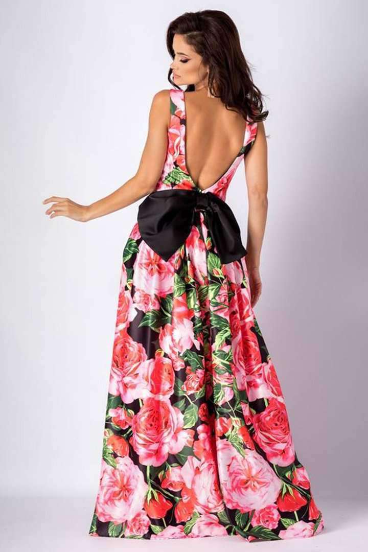 Abito lungo svasato Artista con fantasia floreale rosa e nera, fiocco nero decorativo e schiena scoperta, elegante e femminile.