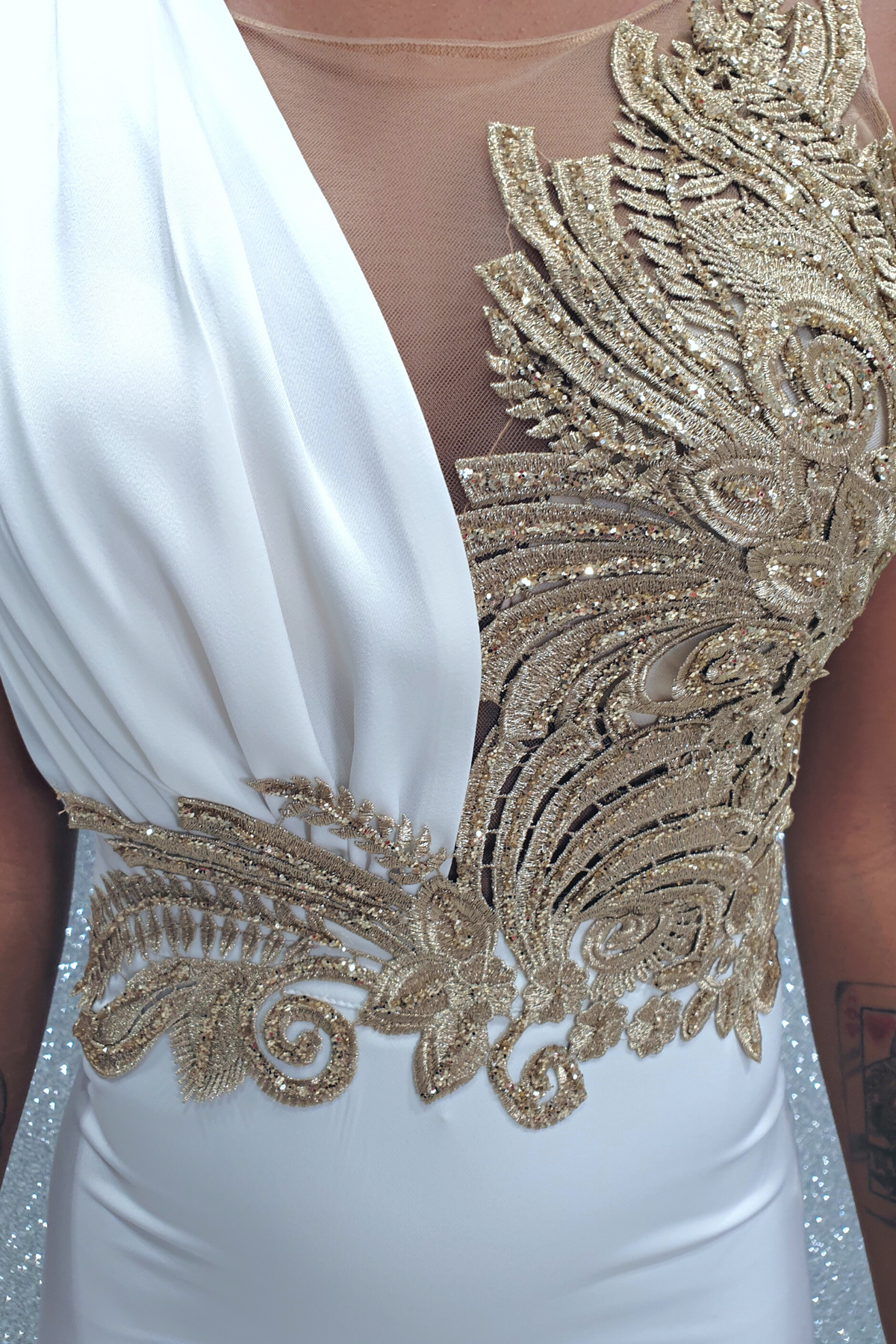 Abito bianco aderente midi Bby alla romana con ricami dorati, abito corto elegante con dettagli raffinati e stile sofisticato.