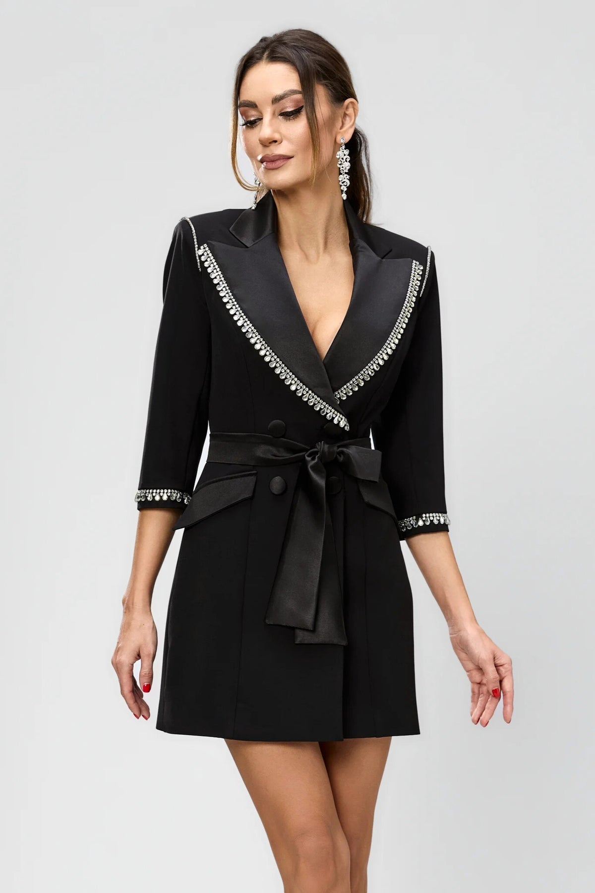 Abito blazer corto nero Bby con revers, cristalli argento e cintura in tessuto lucido, stile elegante e moderno.