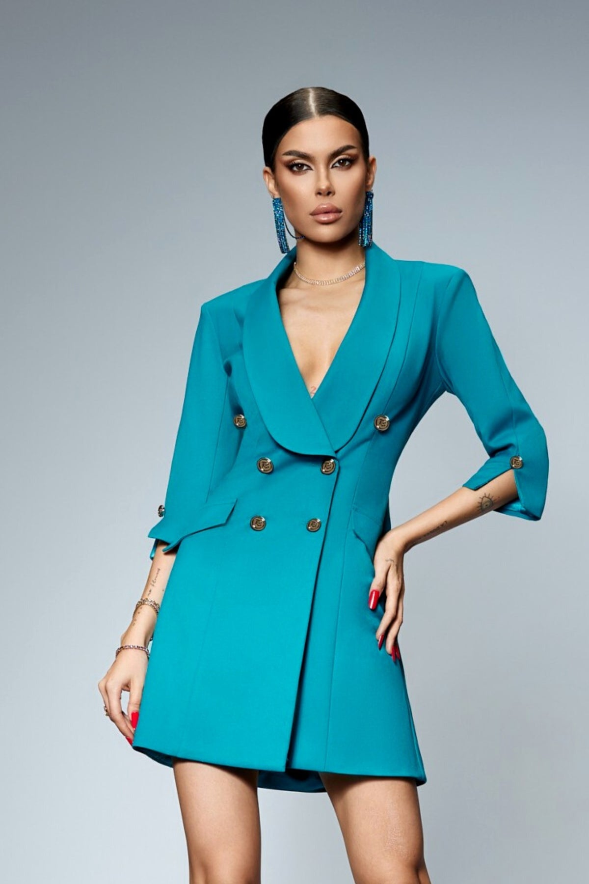 Abito blazer turchese doppiopetto Bby con bottoni metallici dorati, stile elegante e dettagli raffinati, vista frontale.
