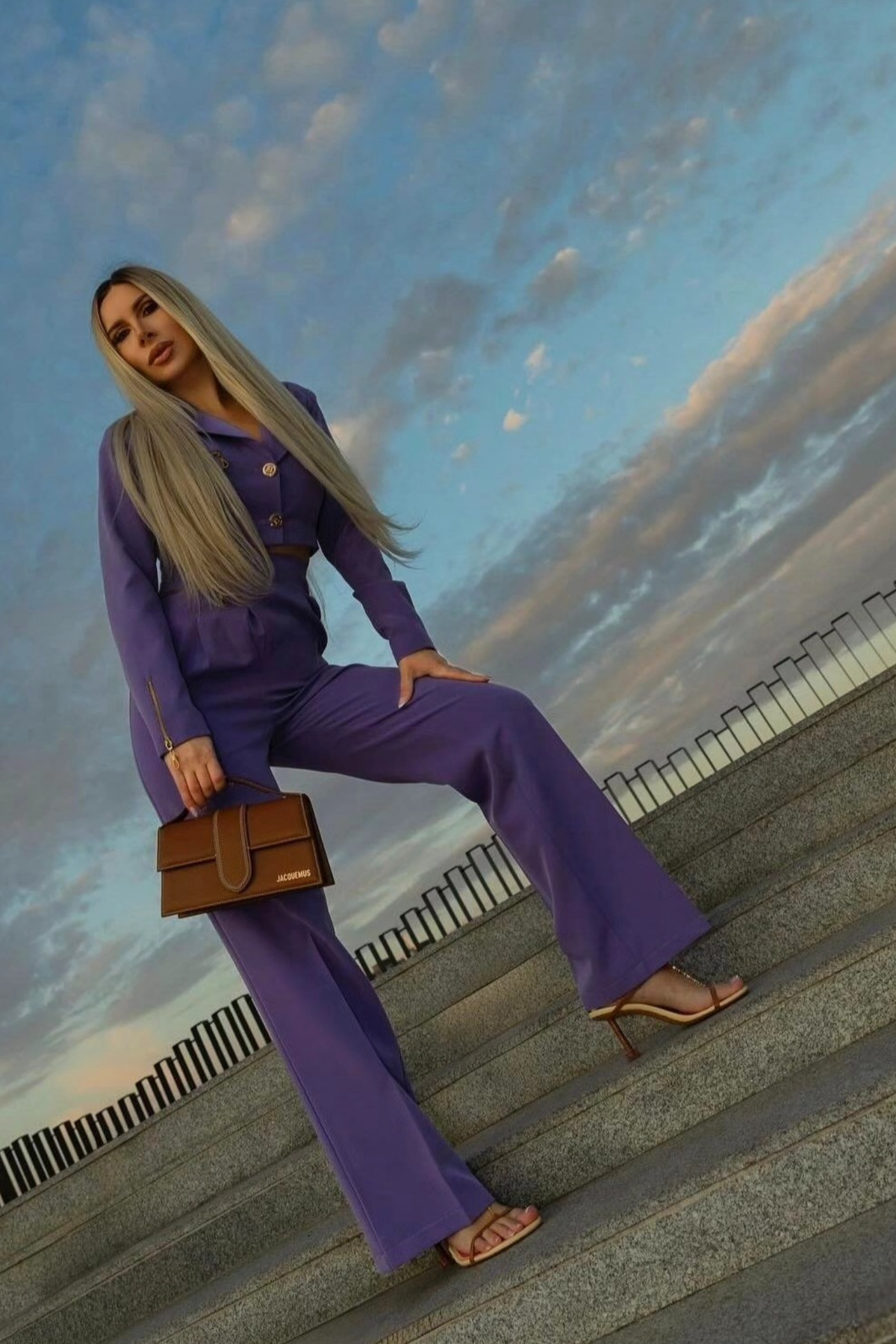 Completo tailleur Bby lilla lavanda, giacca corta e pantaloni a gamba larga, abbigliamento elegante femminile.