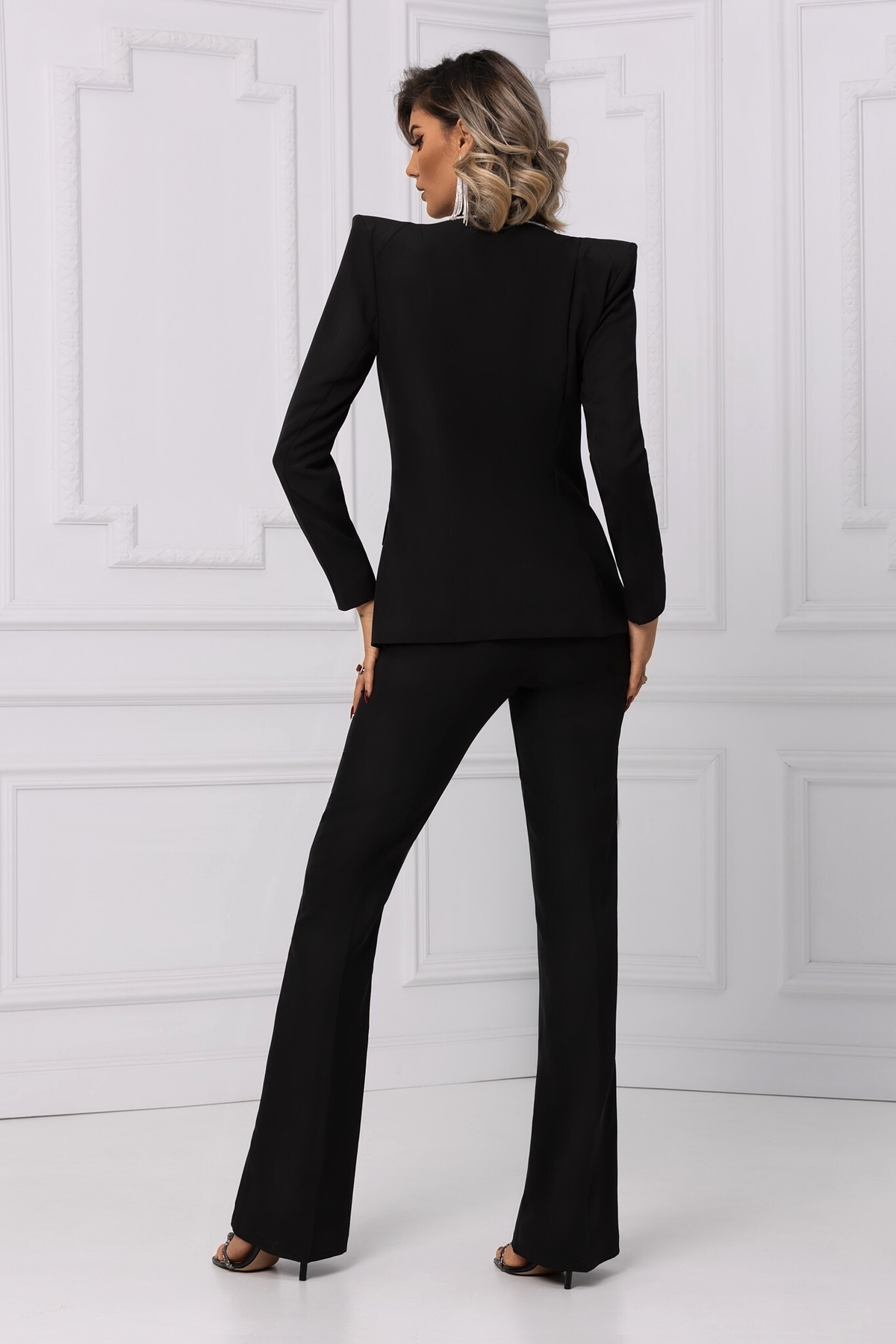 Completo tailleur nero Bby con giacca e pantaloni, rifiniture in strass argento e spalle larghe, look elegante e alla moda