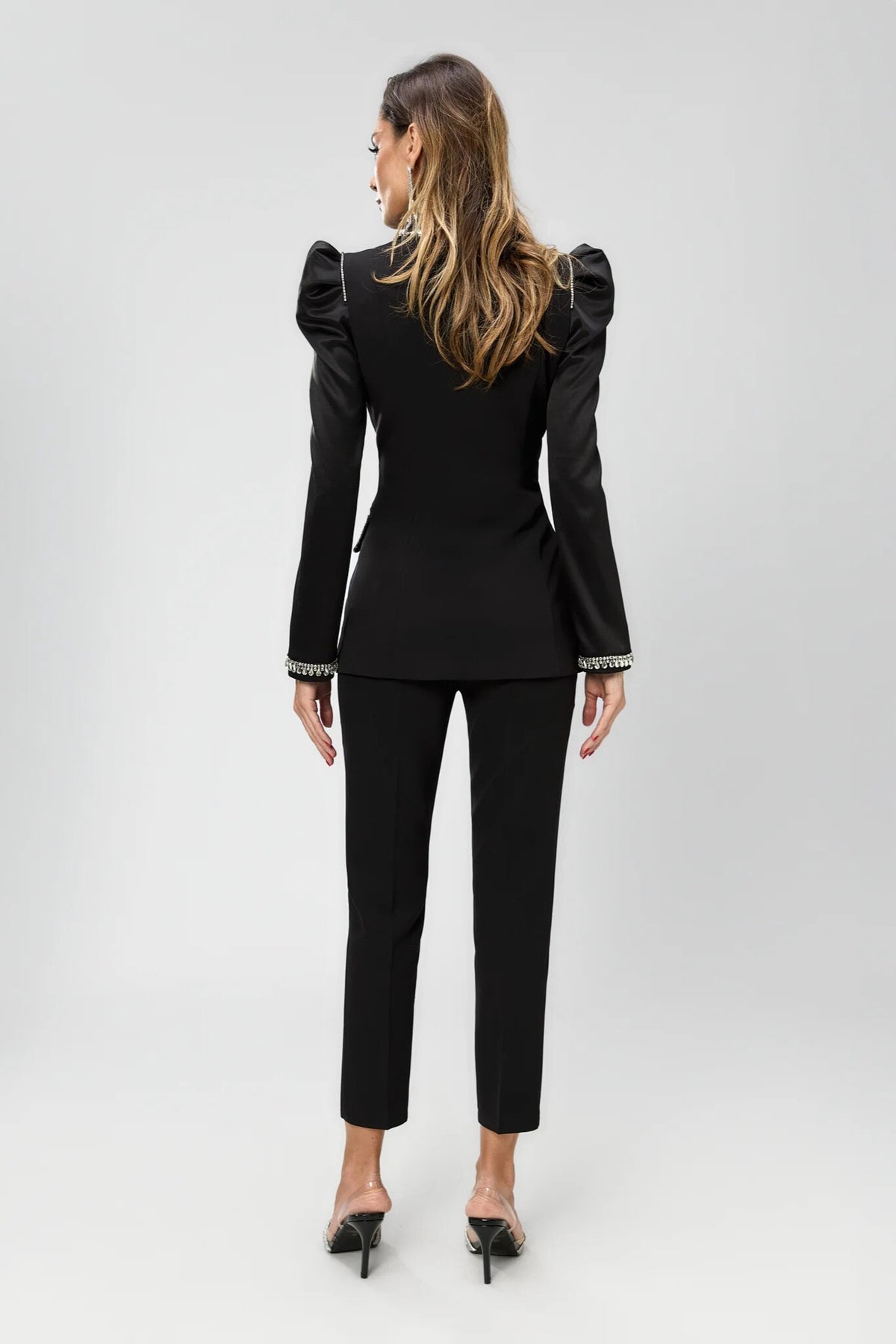 Completo tailleur nero Bby con giacca cristalli e maniche a sbuffo, pantaloni a sigaretta in taffetà, elegante e raffinato