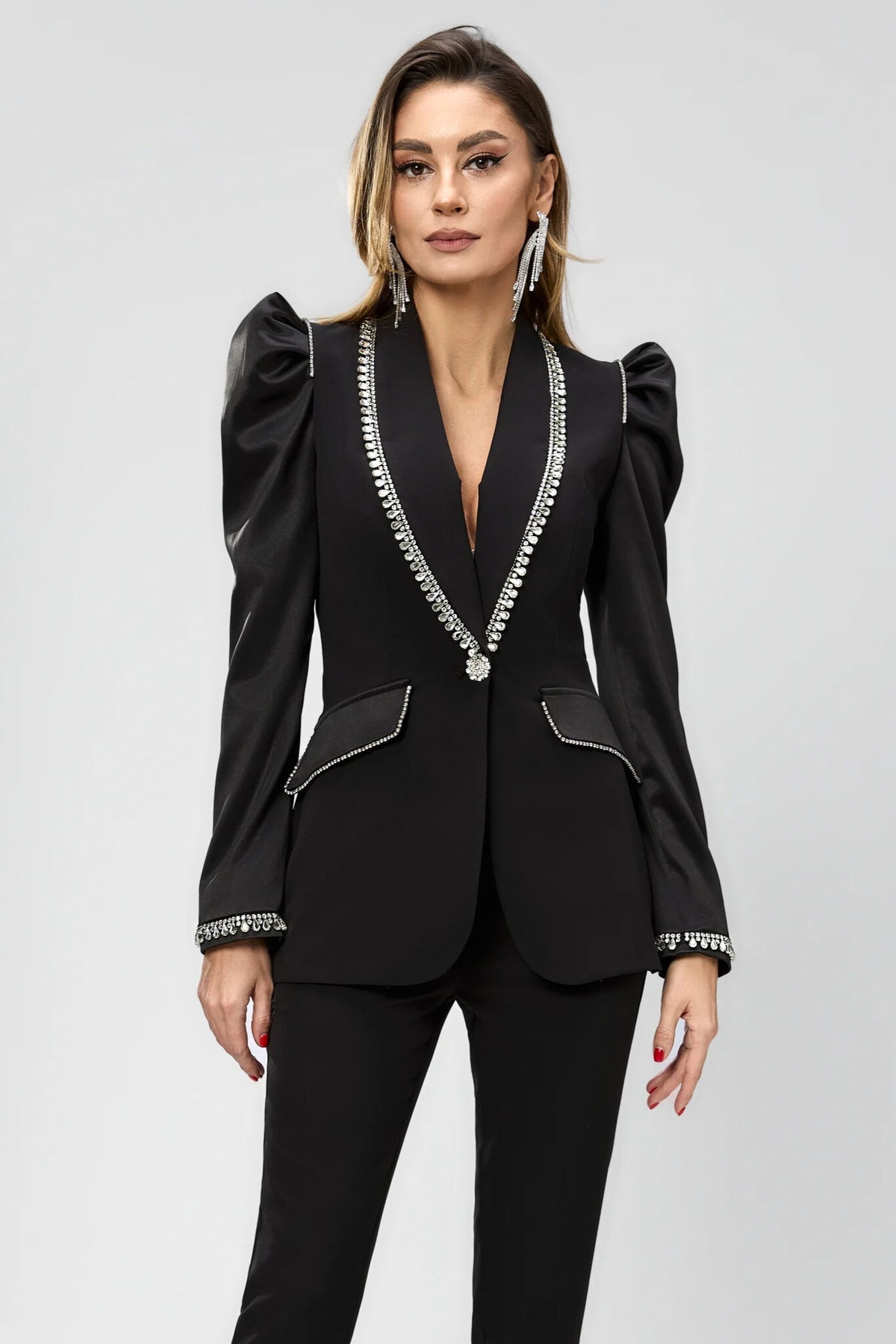 Completo tailleur nero Bby con giacca accessoriata con cristalli e maniche a sbuffo, pantaloni a sigaretta in taffetà.