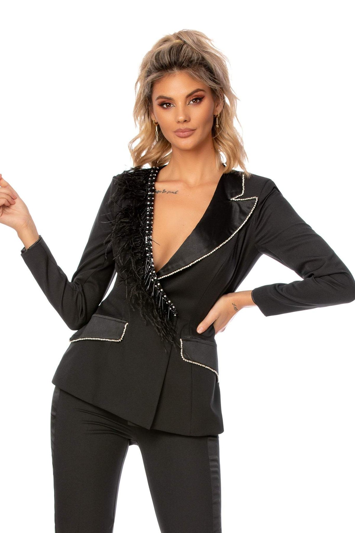 Completo tailleur nero elegante Bby con rifiniture in strass, revers V e accessorio con piume, abbigliamento da sera sofisticato.