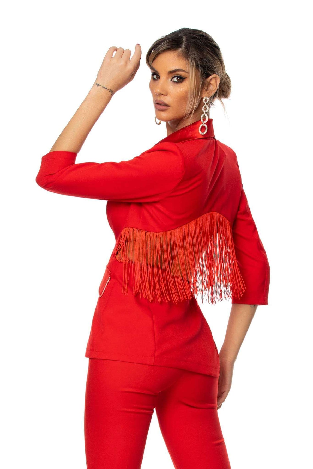 Completo tailleur rosso Bby con giacca con revers e patine in raso, decorato con strass e frange, completo elegante.