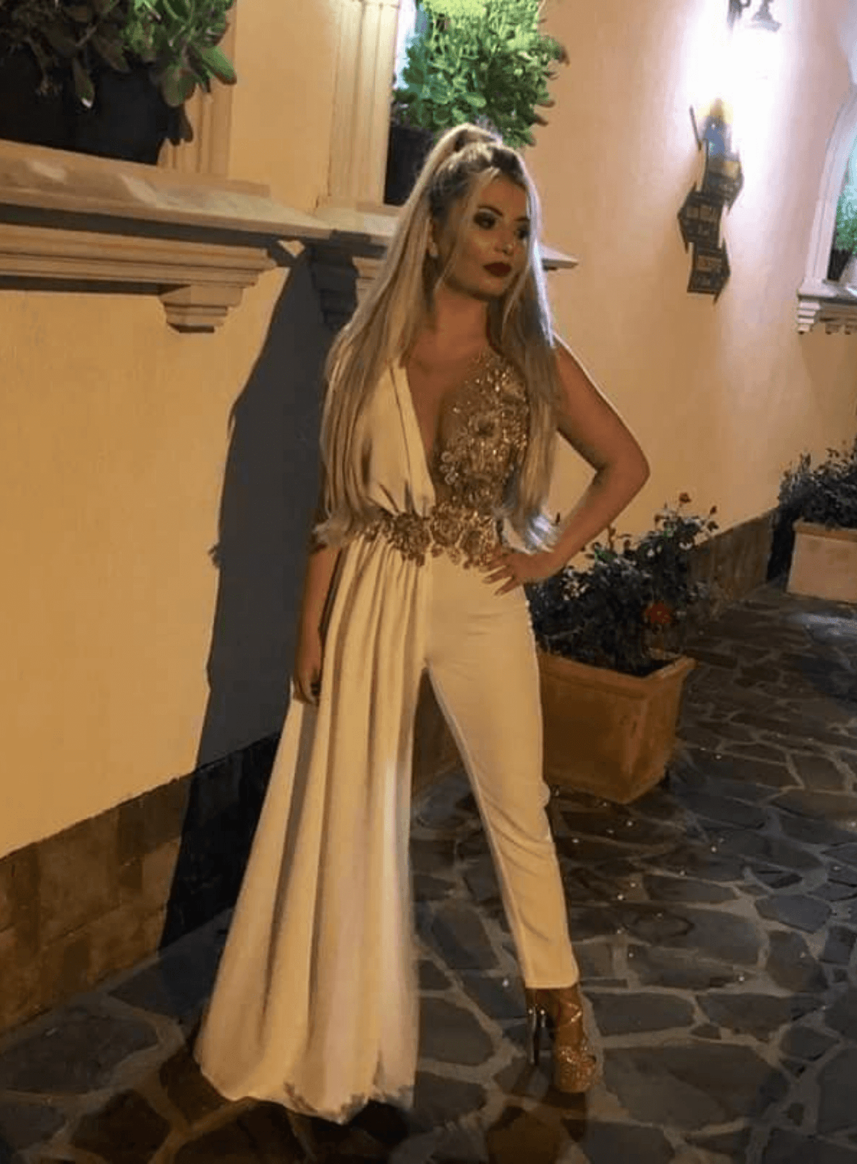 Salopette elegante bianca alla romana Bby con corpetto in tulle a fiori dorati e strascico laterale, abbigliamento femminile raffinato