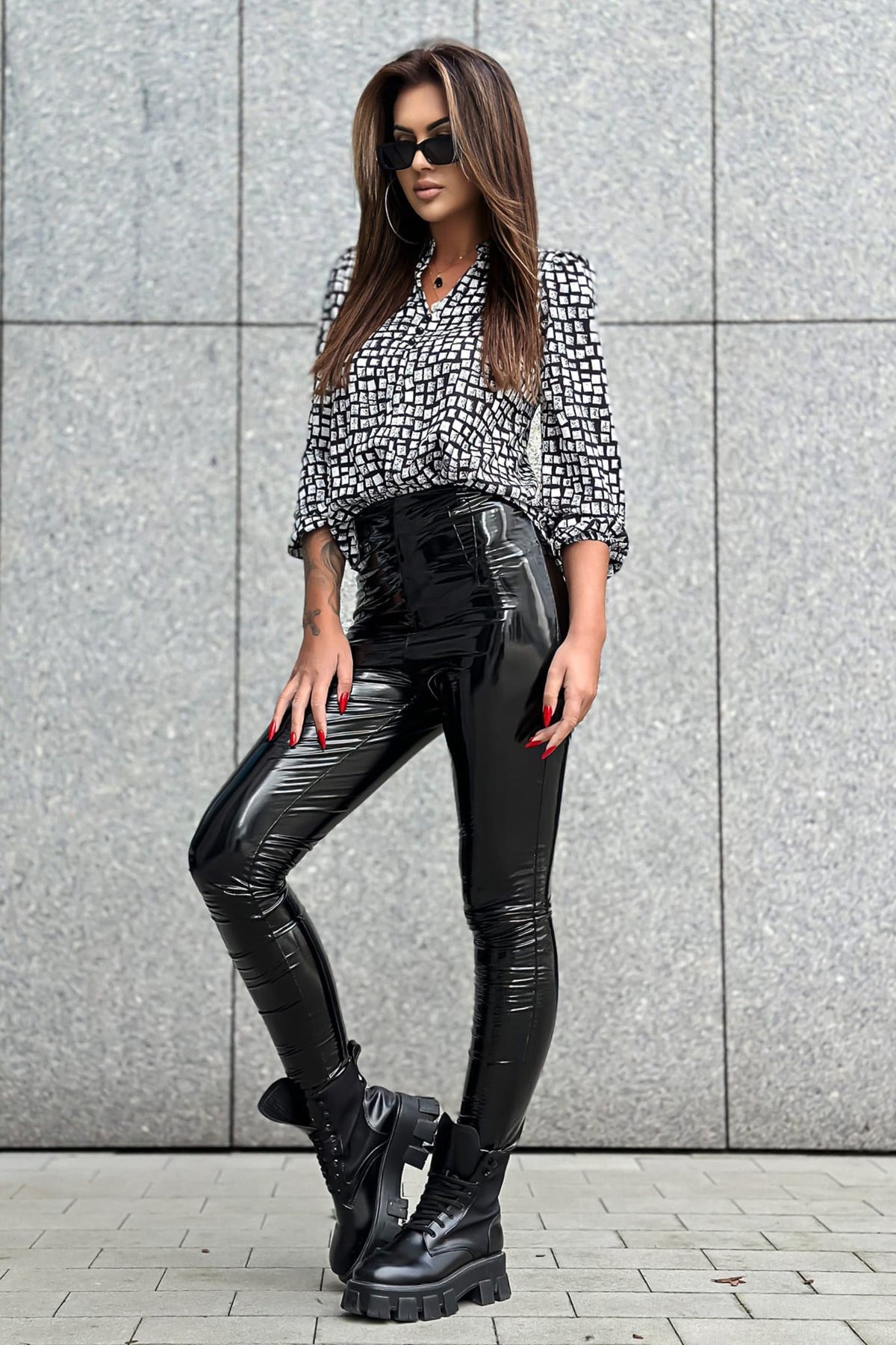 Blusa a stampa geometrica bianco e nero con scollo a V e bottoncini, moda-mania, dettaglio del tessuto e design elegante.