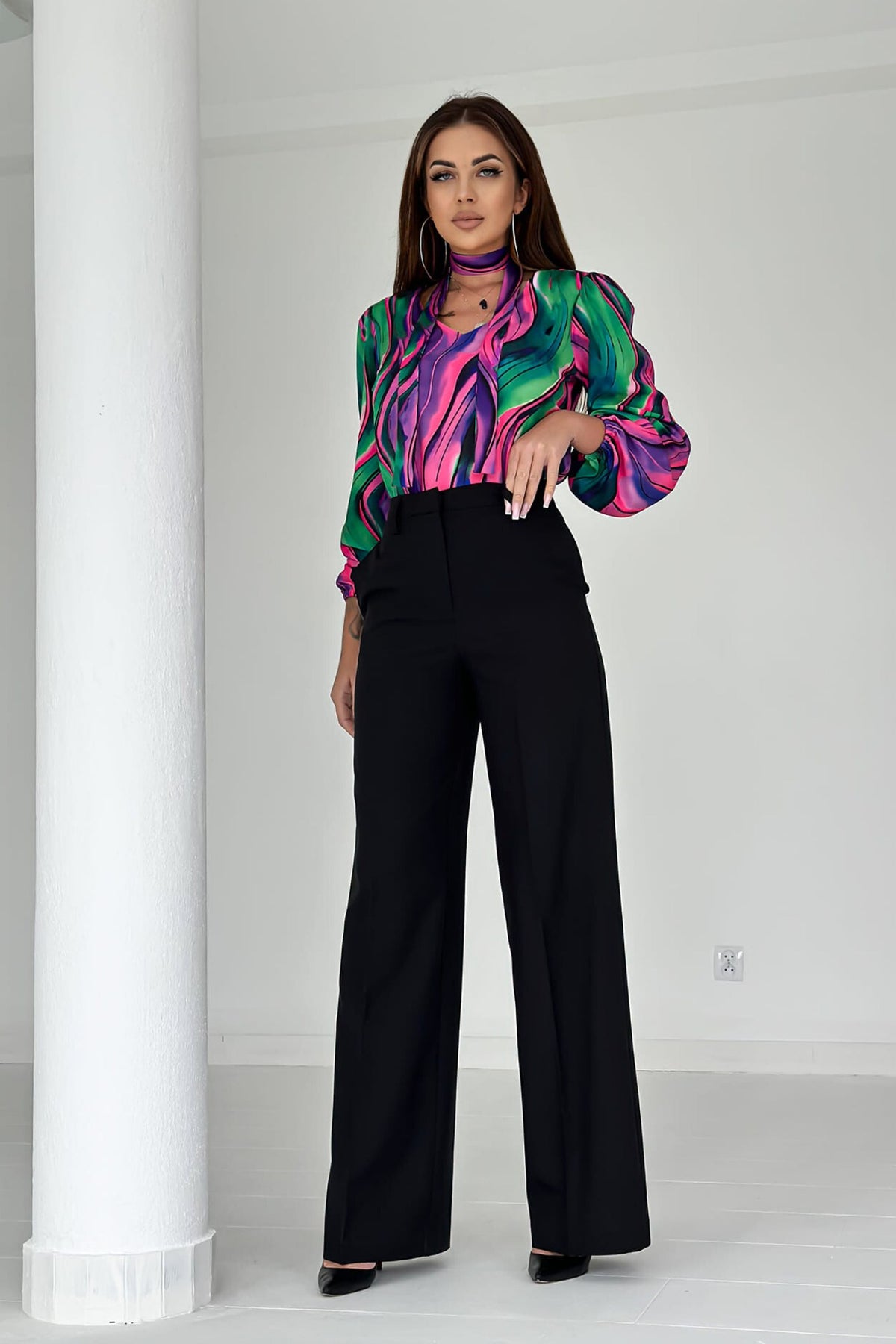 Blusa Moda-Mania con stampa multicolore verde, fucsia e viola, scollo a V e nastro in tessuto rimovibile, in tessuto leggero.