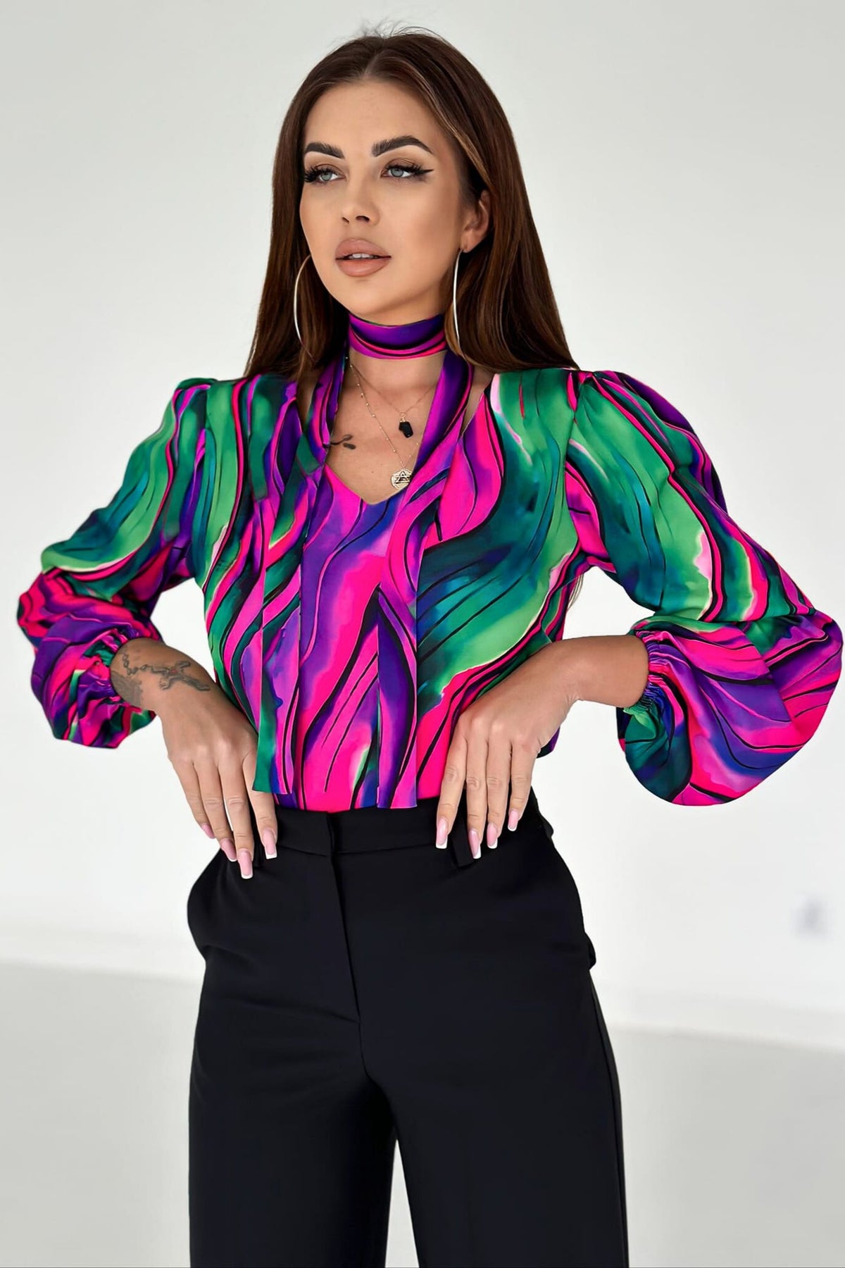 Blusa Moda-Mania a stampa multicolore verde, fucsia e viola con scollo a V e nastro in tessuto rimovibile, vista frontale.