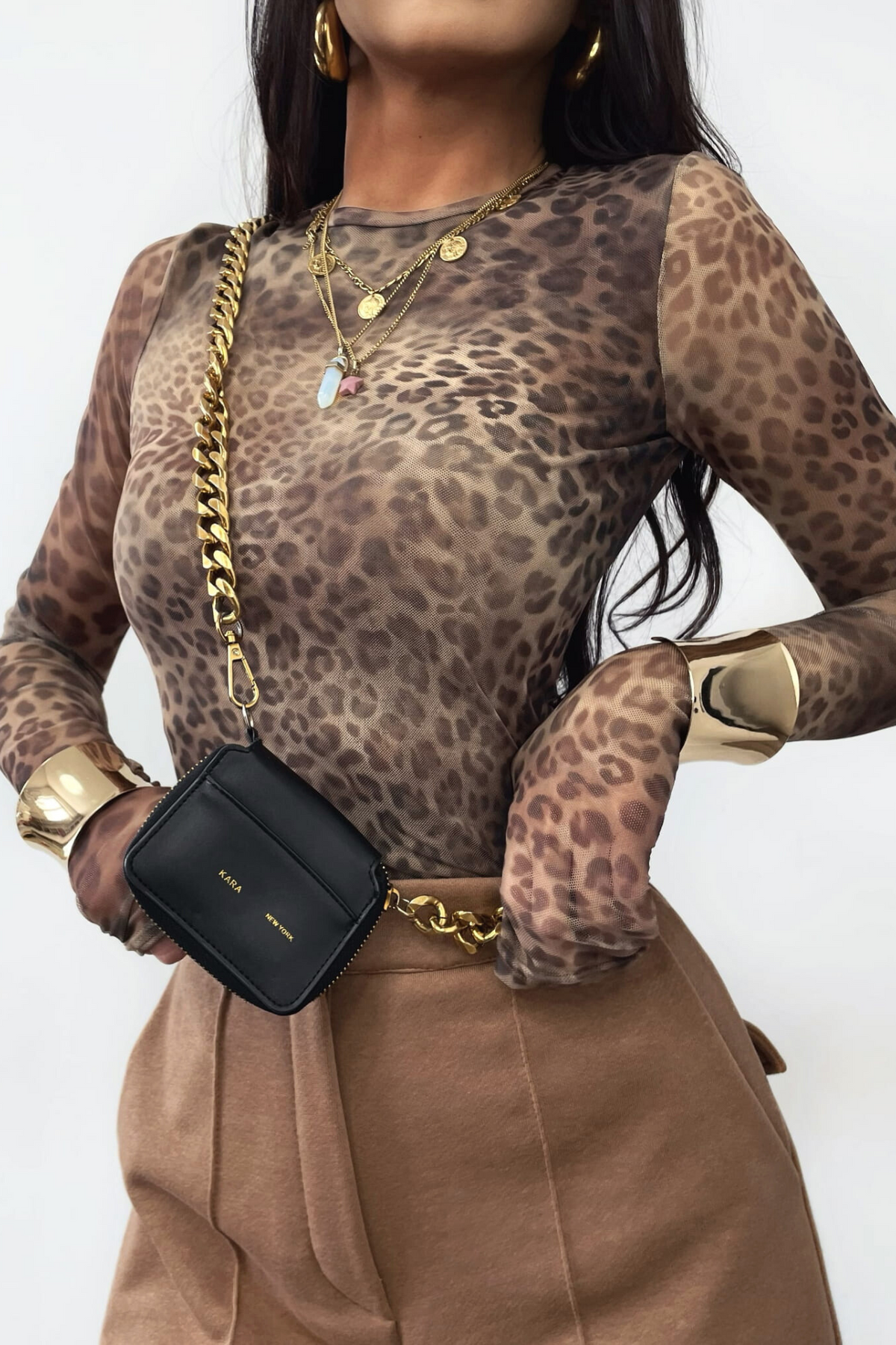 Blusa aderente a manica lunga in tessuto rete elasticizzato con fantasia leopardata, marca Moda-Mania, dettaglio moda femminile