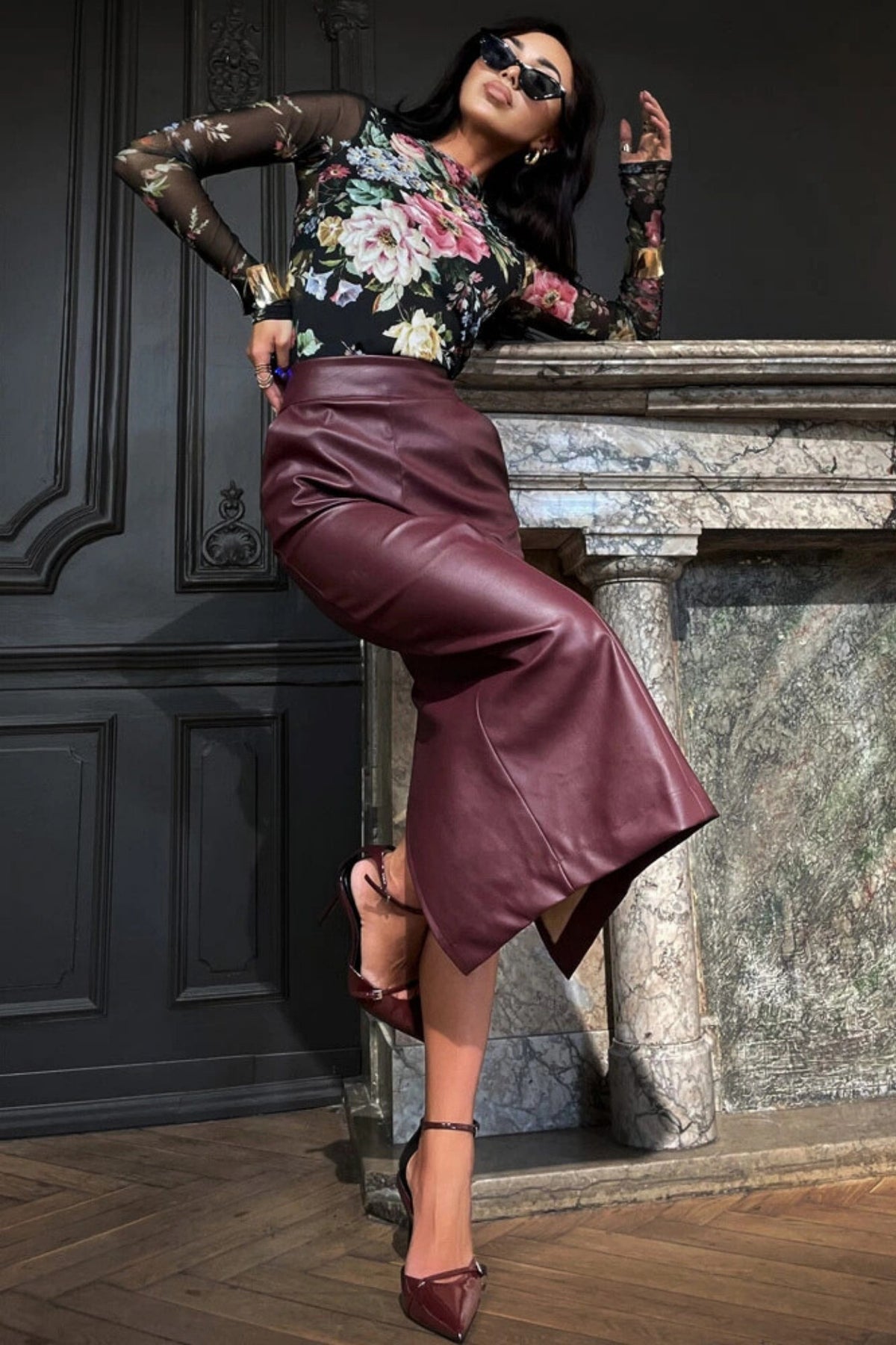 Blusa aderente nera con fantasia floreale, maniche lunghe in tessuto rete elasticizzato, marca Moda-Mania.