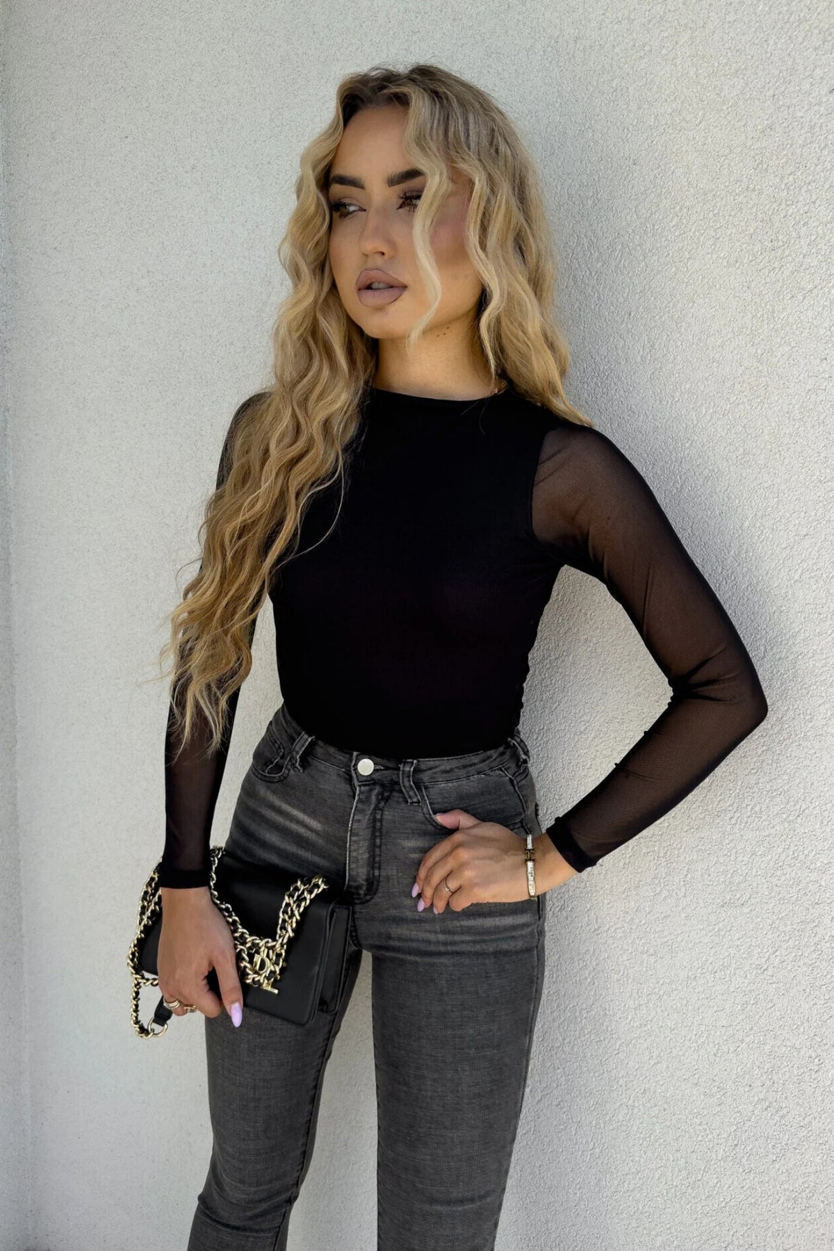 Blusa aderente nera a manica lunga in tulle stretch elasticizzato, moda-mania, dettaglio tessuto e vestibilità elegante