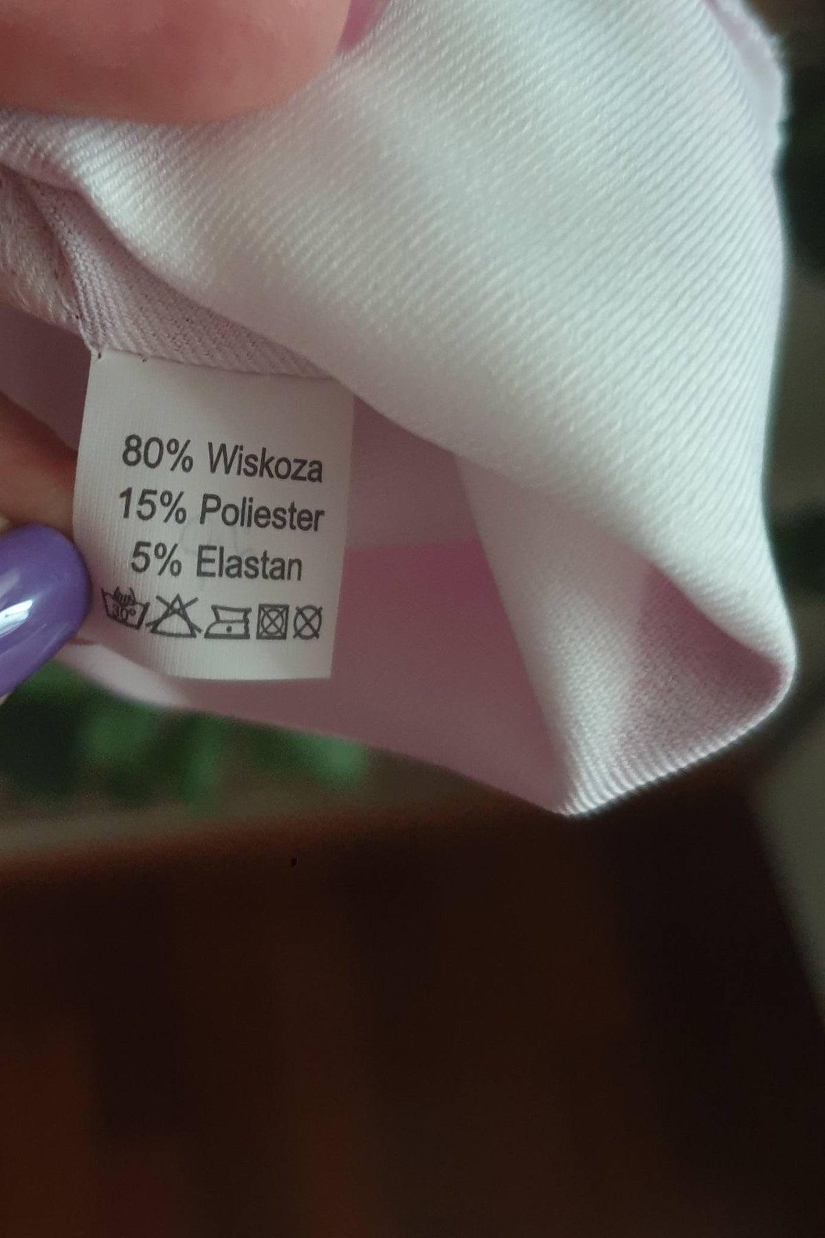 Blusa bianca a fantasia floreale fucsia con maniche tre quarti e bottoni dorati, vestibilità elegante, brand Moda-Mania