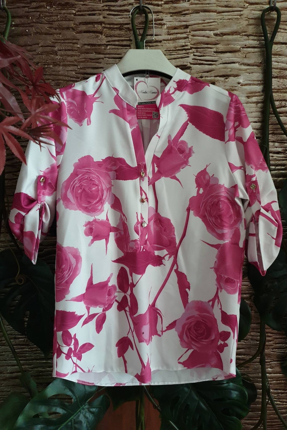 Blusa bianca fantasia floreale fucsia con maniche a tre quarti e bottoni dorati, marca Moda-Mania, vista frontale.