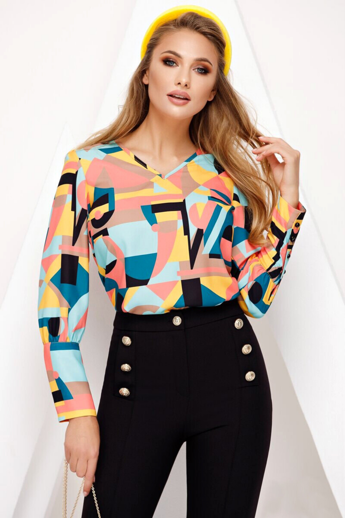 Blusa casual Fofy a fantasia geometrica multicolore con polsini alti e bottoni a perla, tessuto leggero e stile elegante.