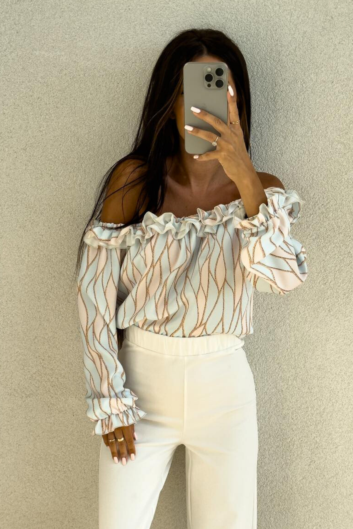 Blusa celeste Moda-Mania con fantasia astratta, scollo a barchetta e rifiniture a rouches, tessuto leggero e femminile.