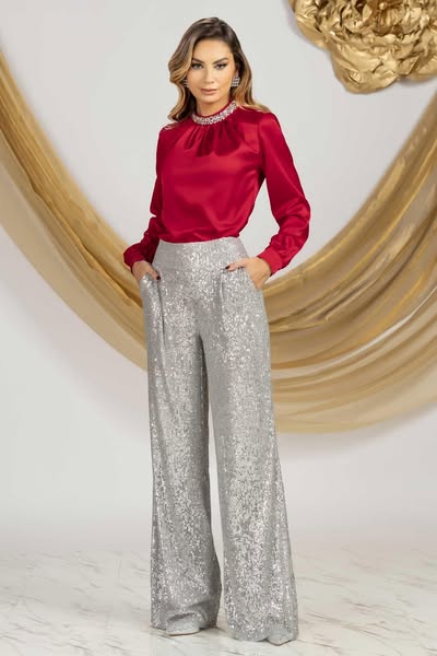 Blusa elegante rossa in tessuto satinato Pretty Girl con accessorio in strass argento al collo, vestibilità femminile e raffinata.