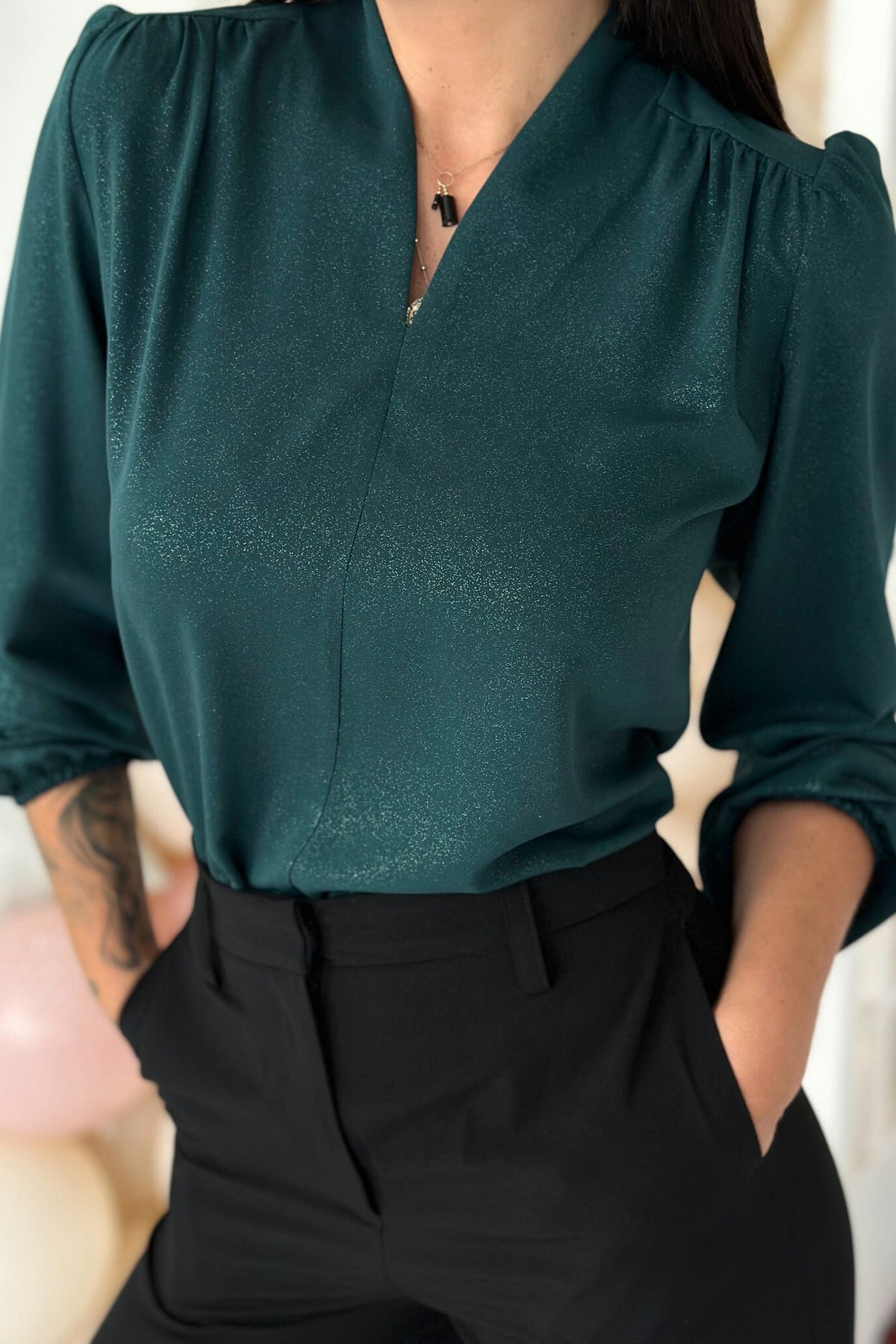Blusa elegante verde in tessuto lucido con scollo a V e polsini elasticizzati, moda-manìa, vista frontale.
